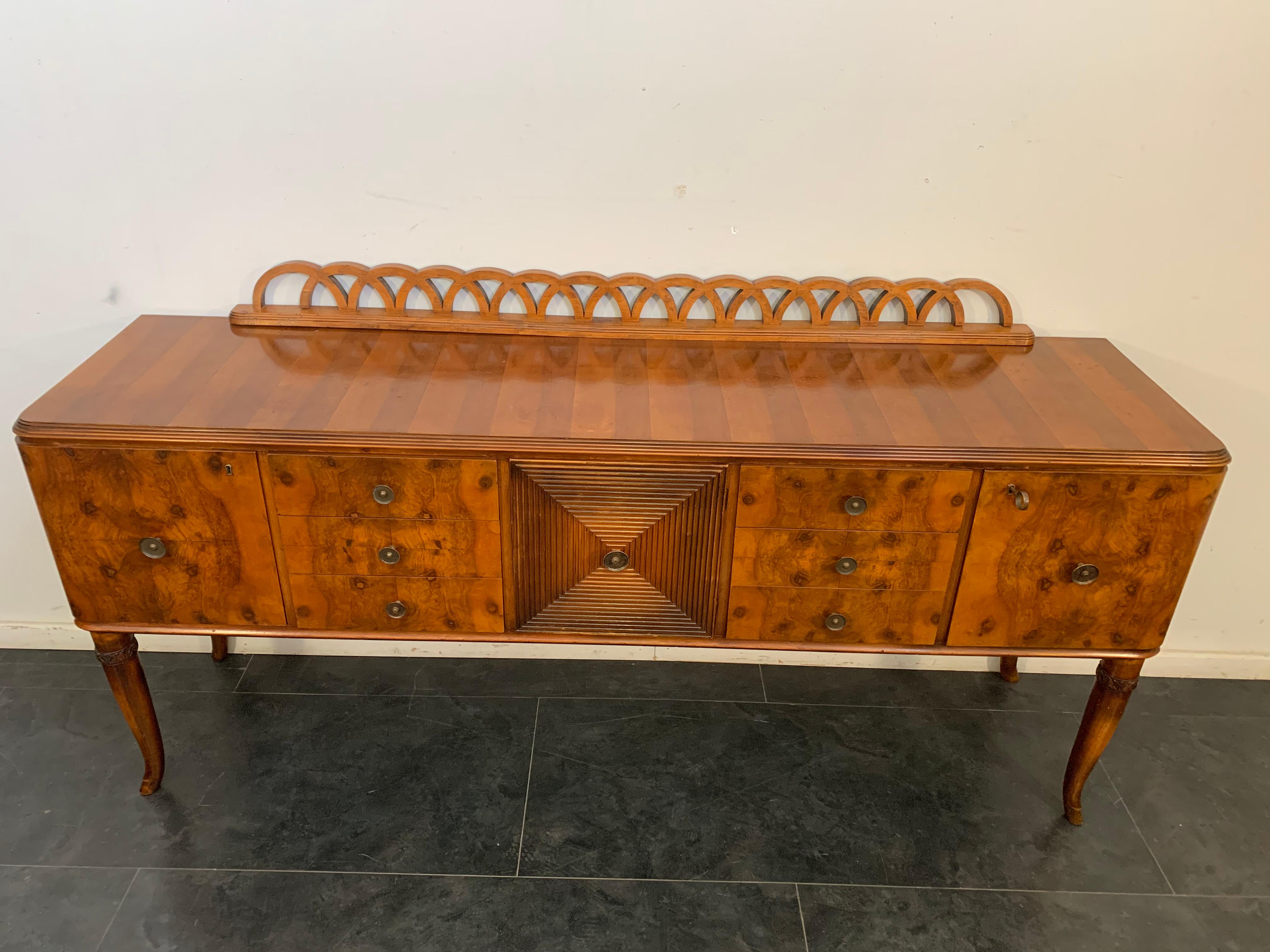 Magnifique buffet italien du milieu du siècle avec corps en noyer et façade en noyer briar. Notez combien de détails sont dérivés du design de Gio Ponti ou des 900 Milanais. Les élégants pieds de chèvre à feuilles stylisées du buffet partent d'une