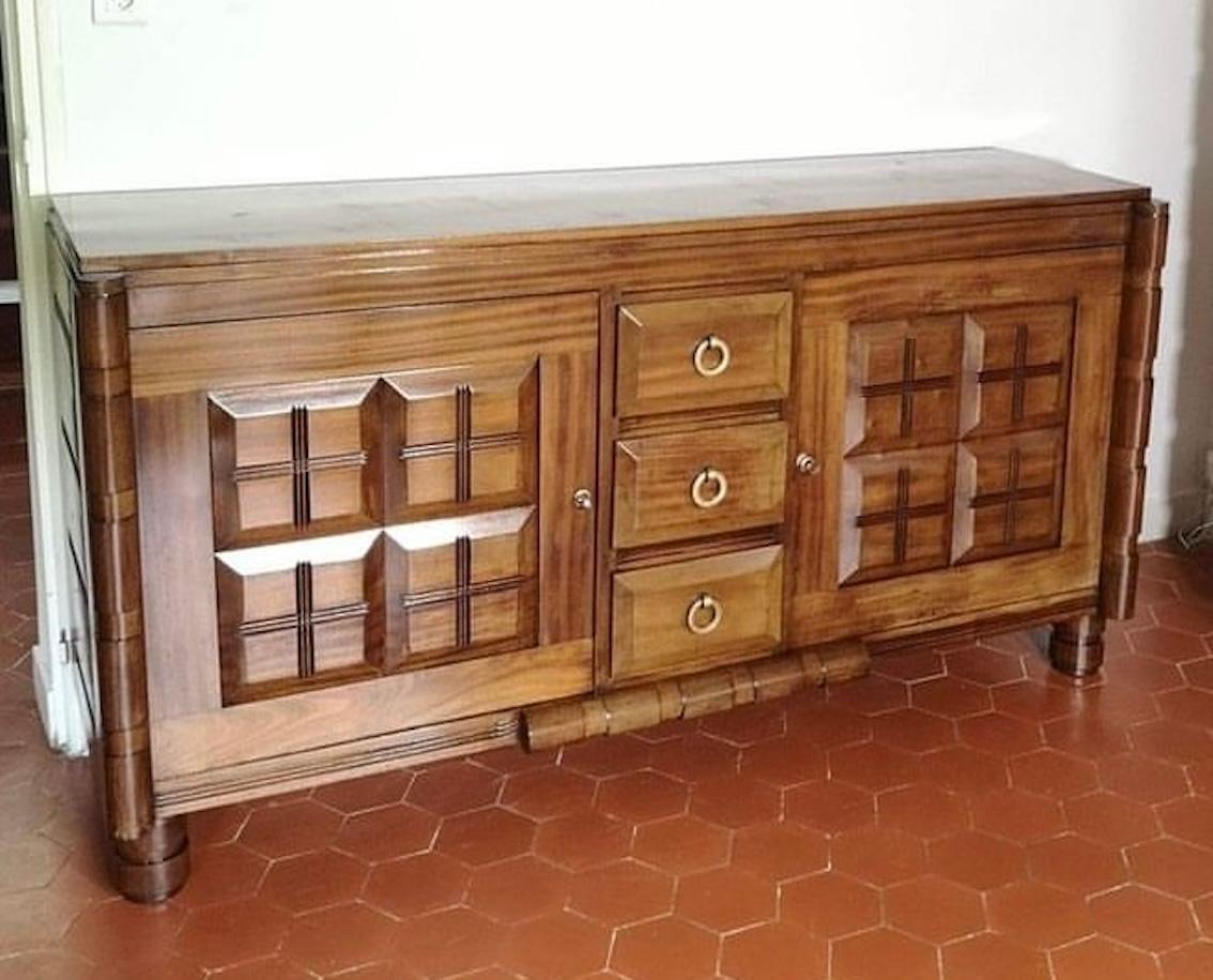 Splendida credenza in stile Francisque Chaleyssin, con 2 ante e 3 cassetti. Questo pezzo rende omaggio all'eleganza e alla raffinatezza del design francese dell'inizio del XX secolo, noto per la sua estetica classica e i suoi dettagli