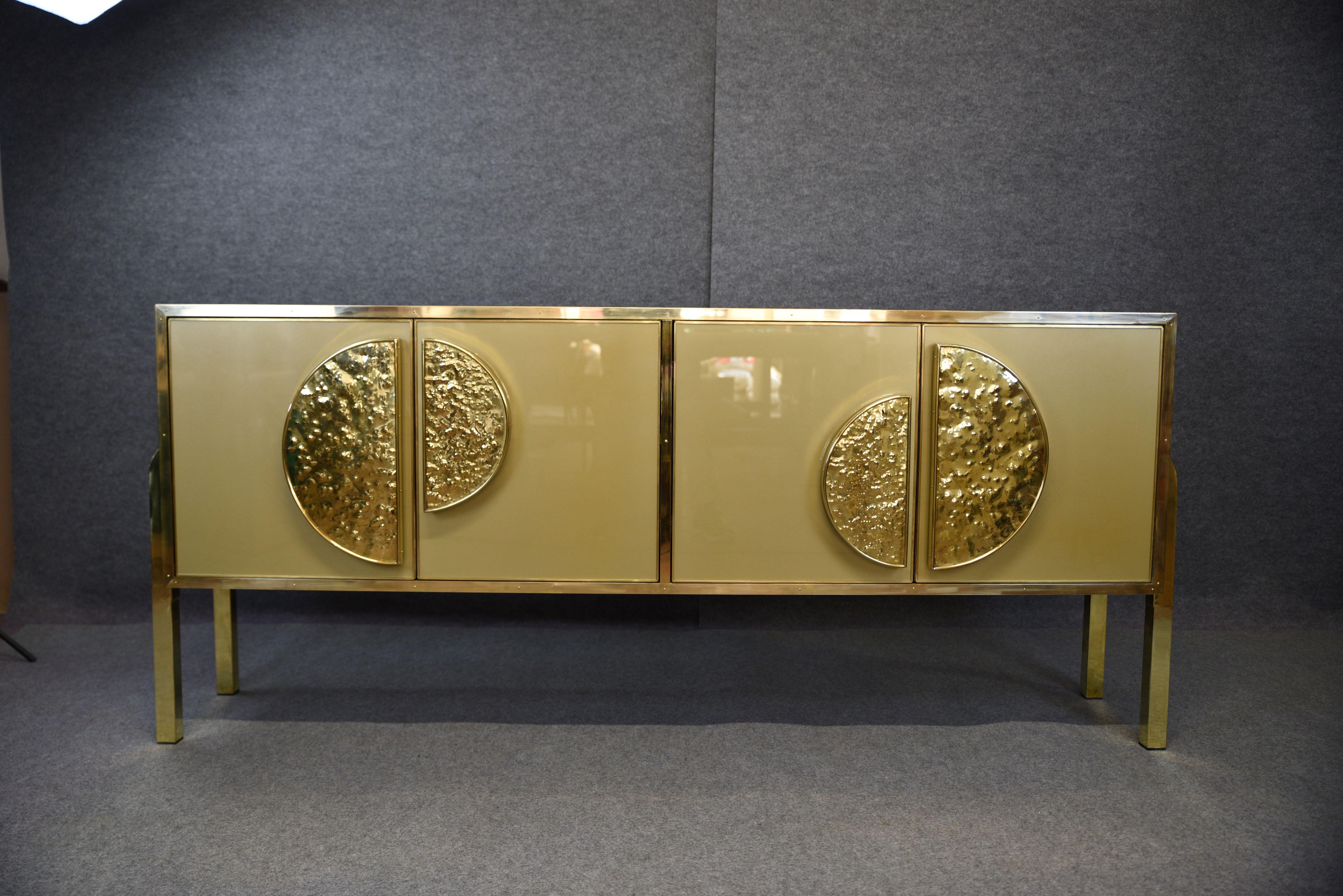 Anrichte aus italienischer Birke, verziert mit goldenem Muranoglas und Messinggriffen

Dieses exquisite Sideboard aus italienischer Birke ist ein Meisterwerk des modernen Designs der Jahrhundertmitte und verbindet luxuriöse Materialien mit