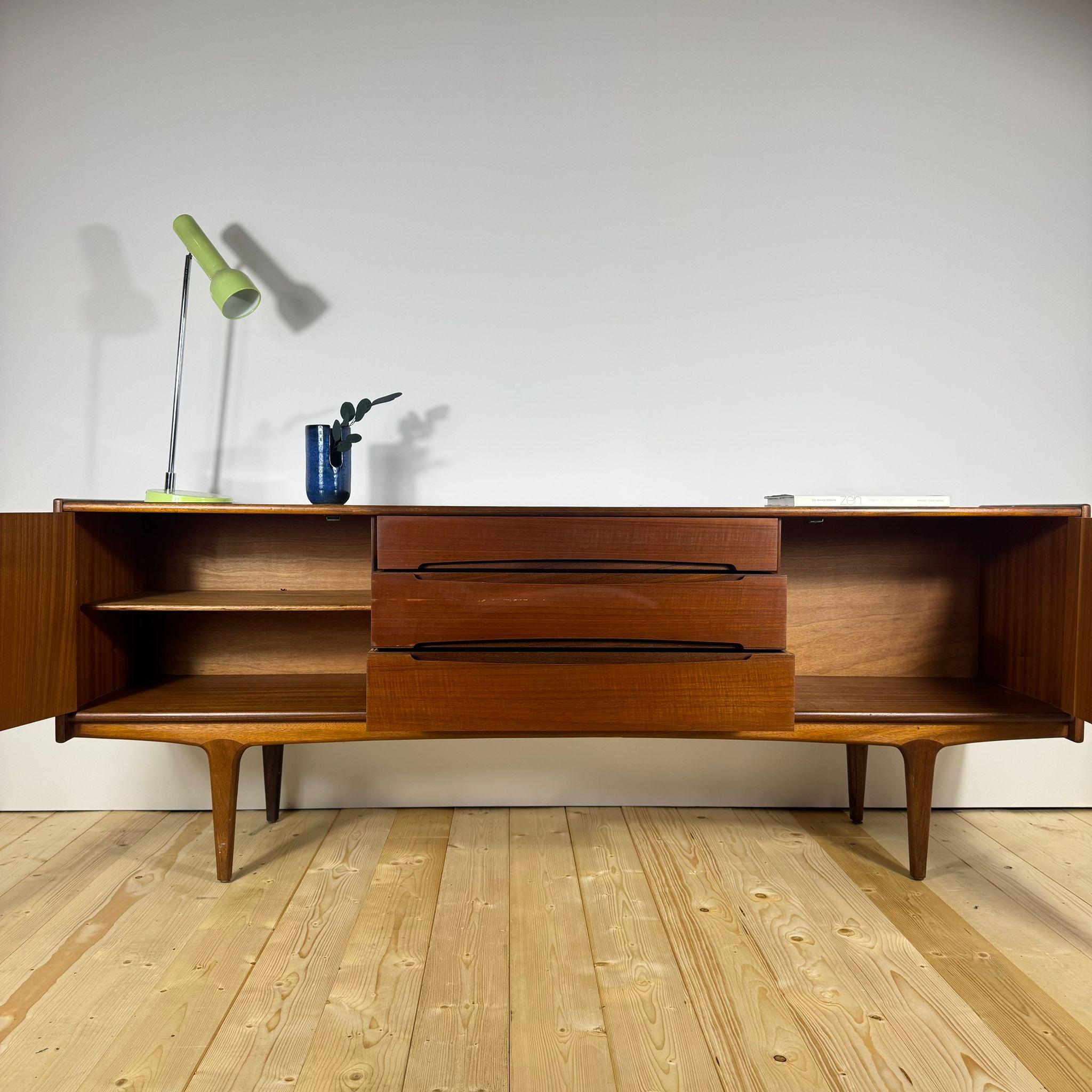Mid-Century moderno Credenza '60 in teak, Danimarca in vendita