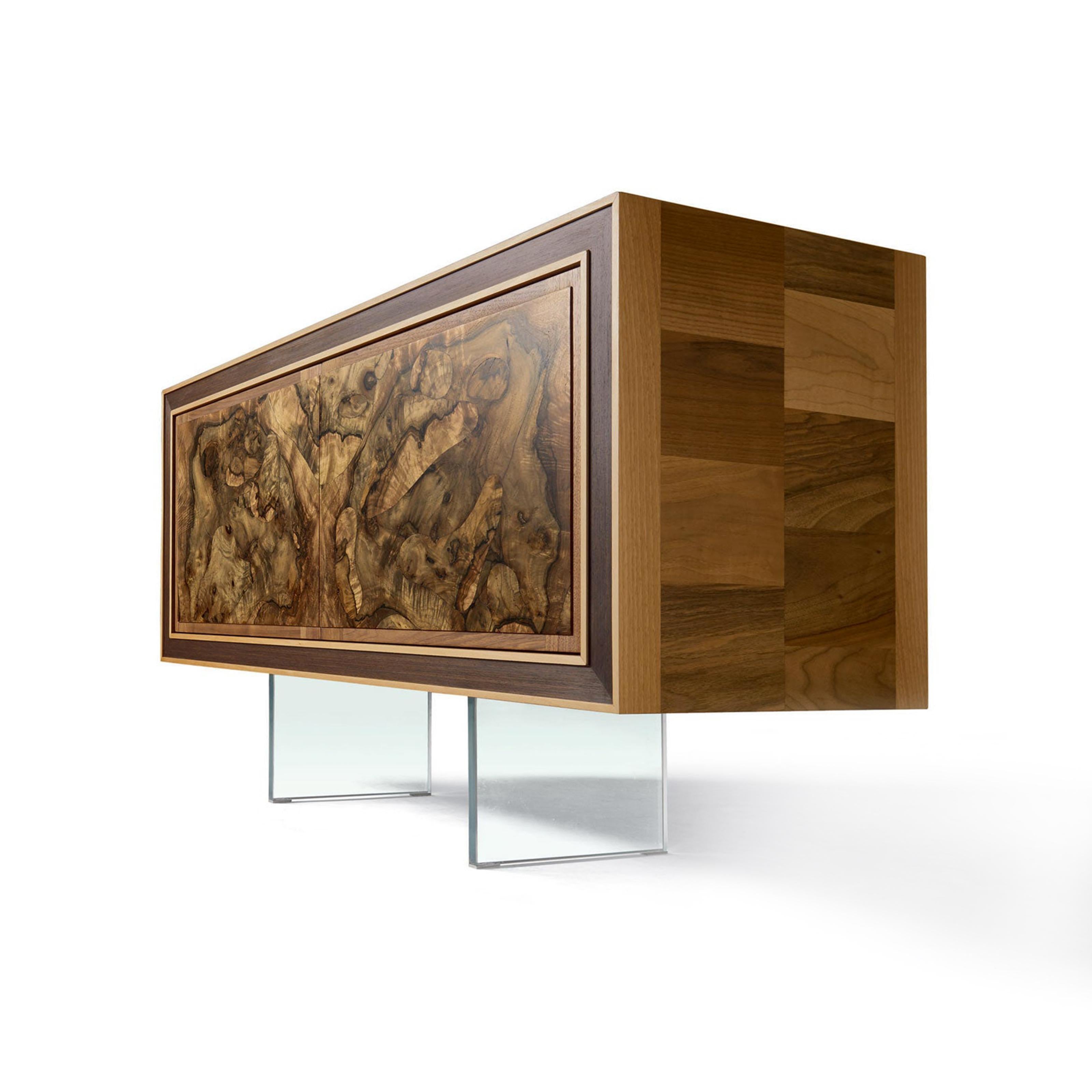 La collection Quadra d'armoires en bois massif mélange des designs modernes et classiques. Chaque pièce est unique grâce aux différentes veines du bois et est finement travaillée en Italie par les mains expertes de nos artisans.

Disponible en