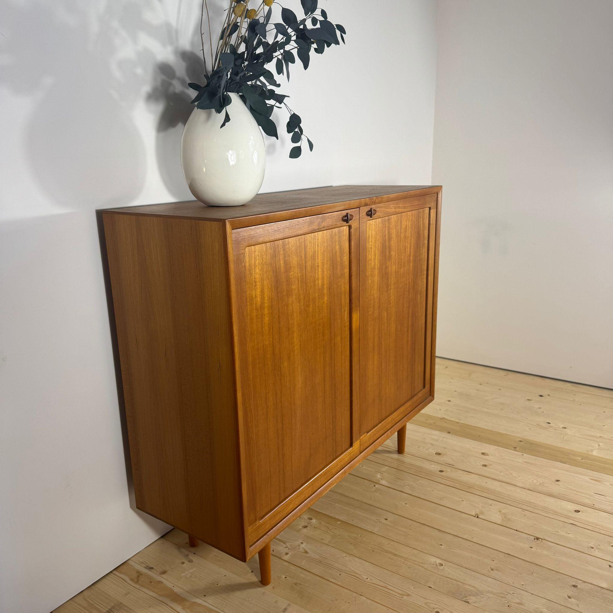 Credenza alta in teak di H.W. Klein per Bramin - Danimarca In condizioni buone in vendita a Torino, IT