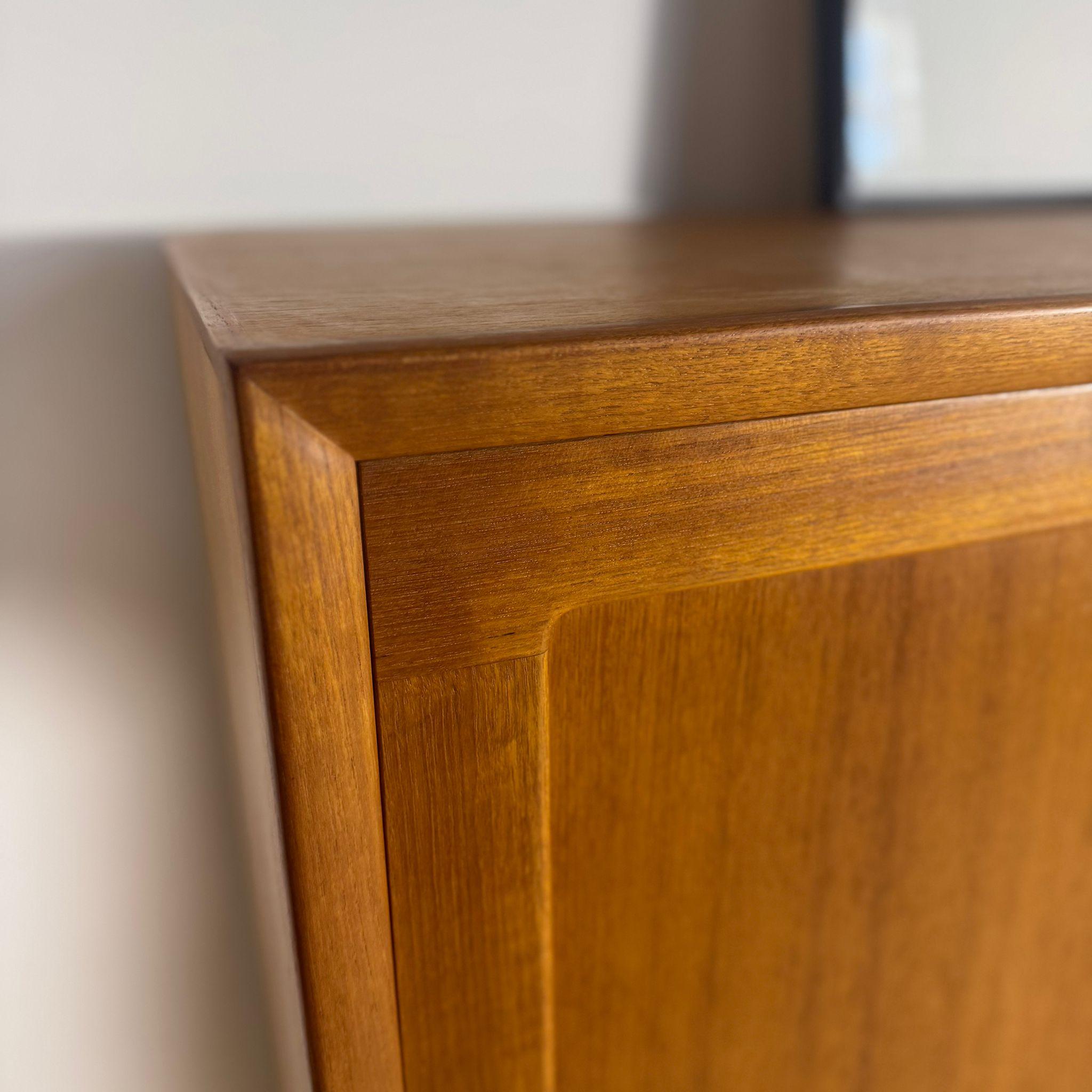 Metà XX secolo Credenza alta in teak di H.W. Klein per Bramin - Danimarca in vendita