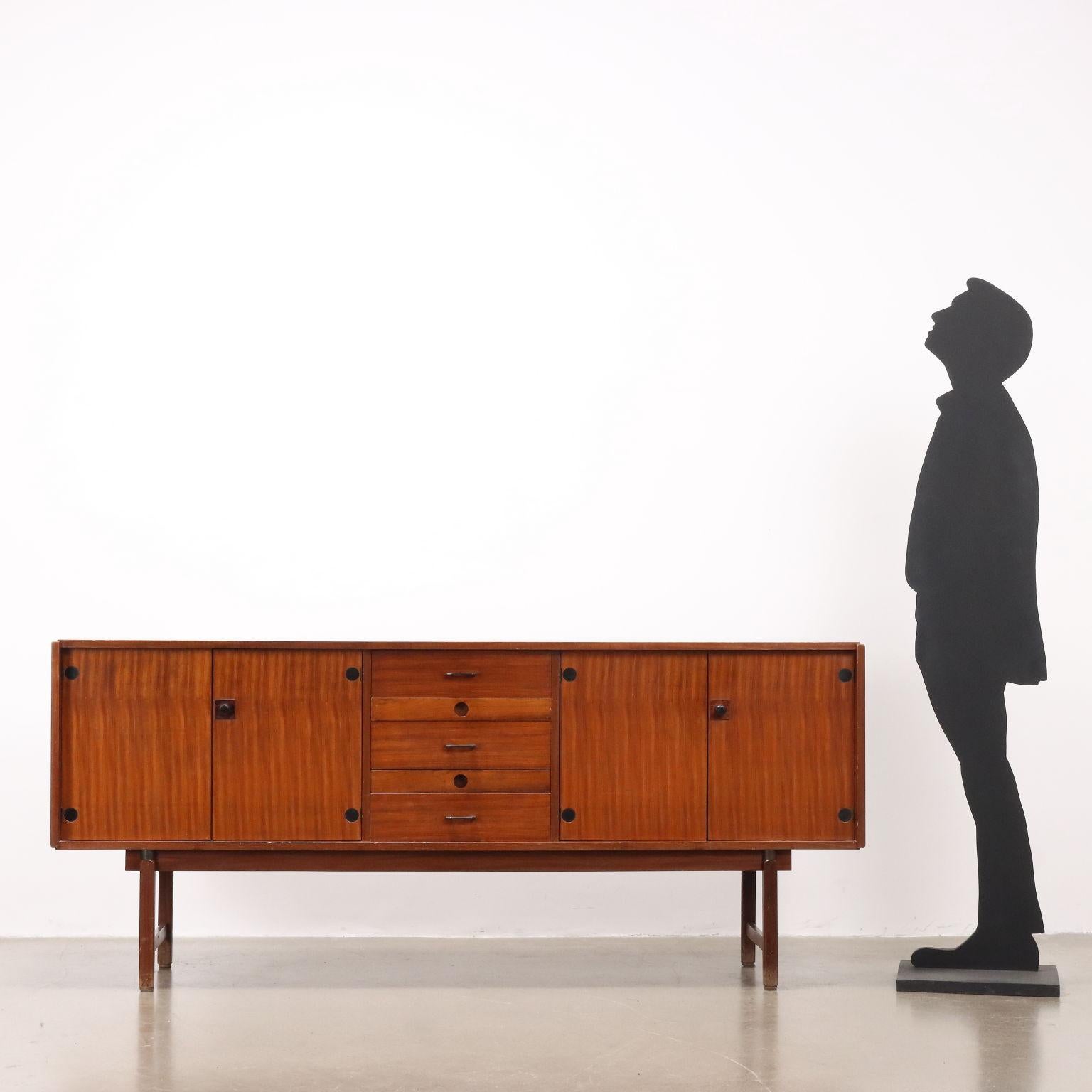 Sideboard ad ante battenti e cassetti centrali a vista. In legno impiallacciato mogano. 