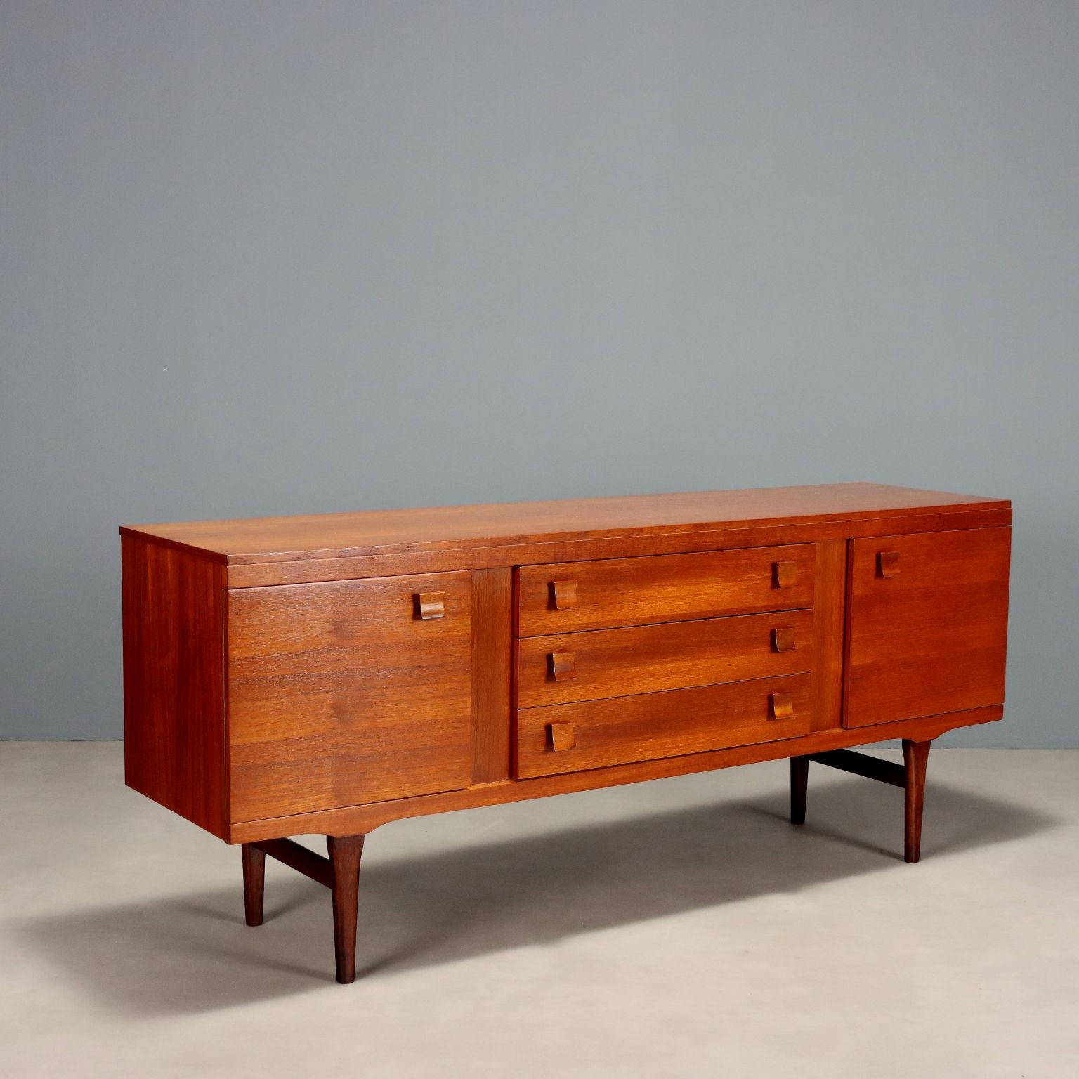 Mobile Sideboard vintage di manifattura inglese in legno impiallacciato teak con ante a battente e fila di cassetti centrale. Restaurato nei minimi dettagli nei nostri laboratori. 