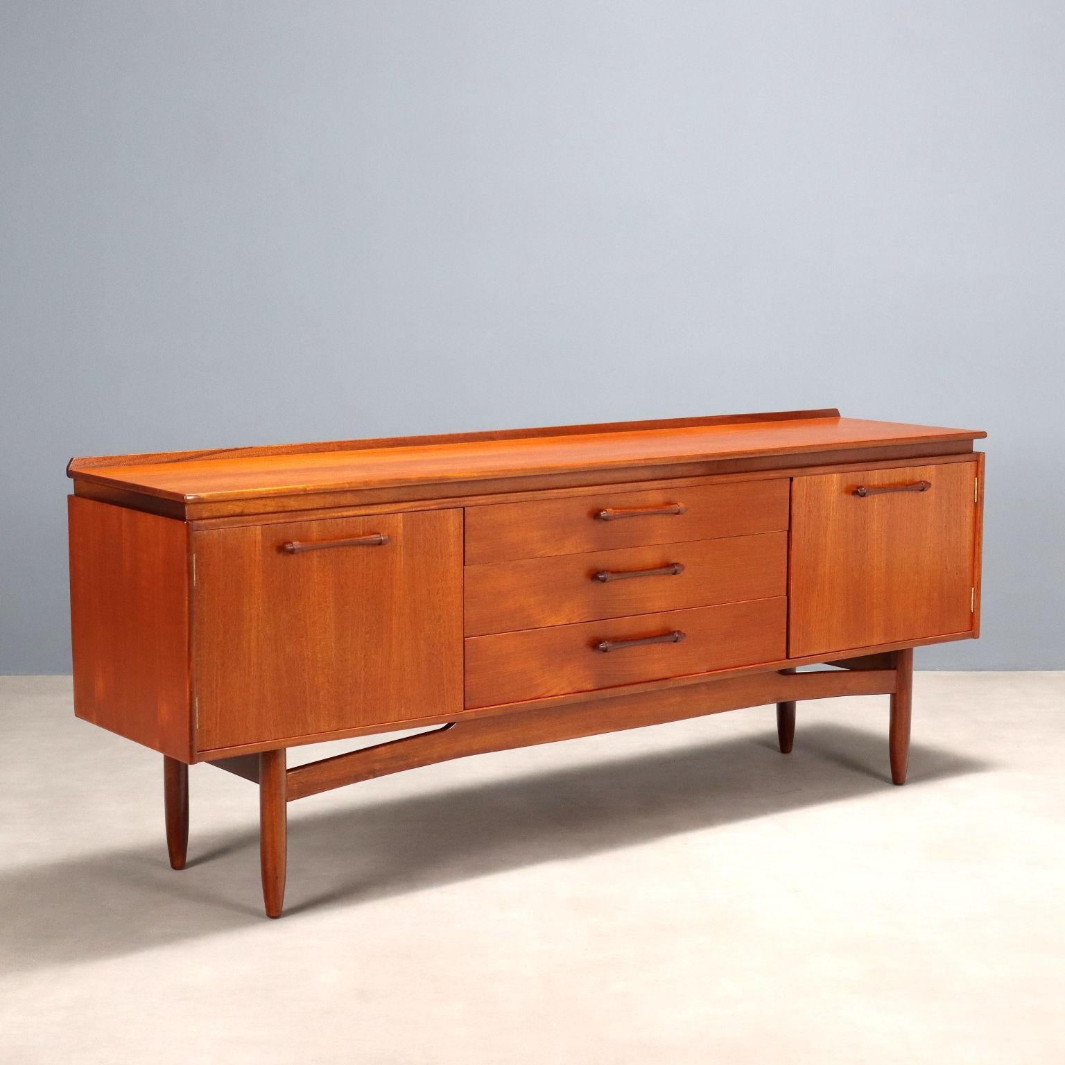 Sideboard vintage di manifattura Nord Europea con due ante a battente laterali e tre cassetti centrali. Realizzato in legno di teak, è stato restaurato nei minimi particolari nei nostri laboratori.