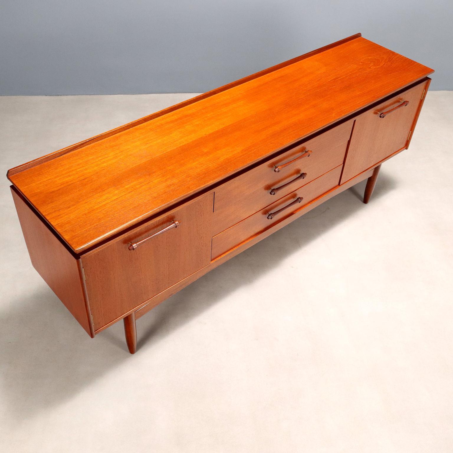 Sideboard Anni '60 in teak restaurato In condizioni ottime in vendita a Milano, IT