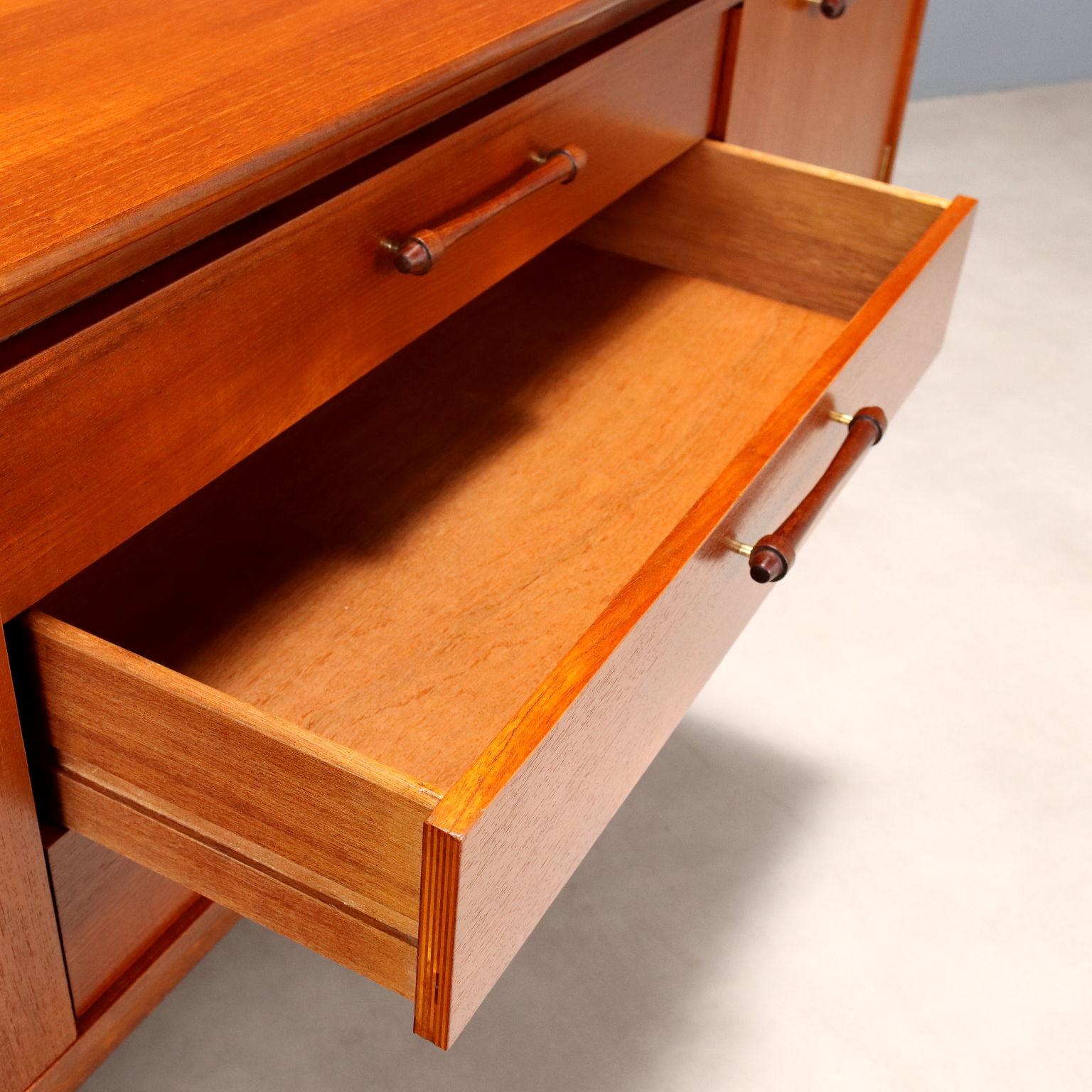 Sideboard Anni '60 in teak restaurato in vendita 2