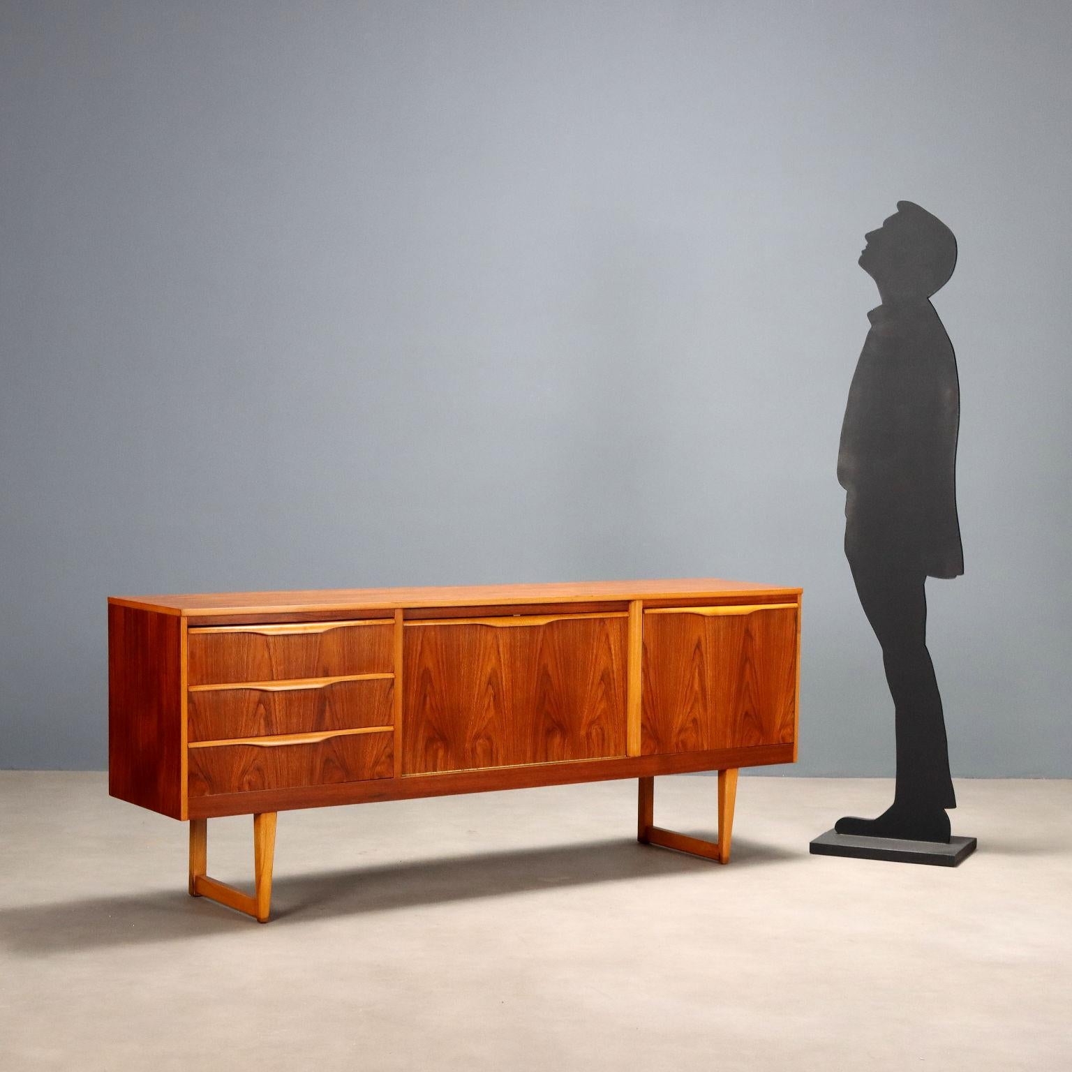Sideboard Vintage impiallacciato in legno di teak con maniglie, gambe e profili in tonalità più chiara, presenta cassetti, anta a ribalta e battente. Arredo che ha beneficiato di un restauro completo nei nostri laboratori.
