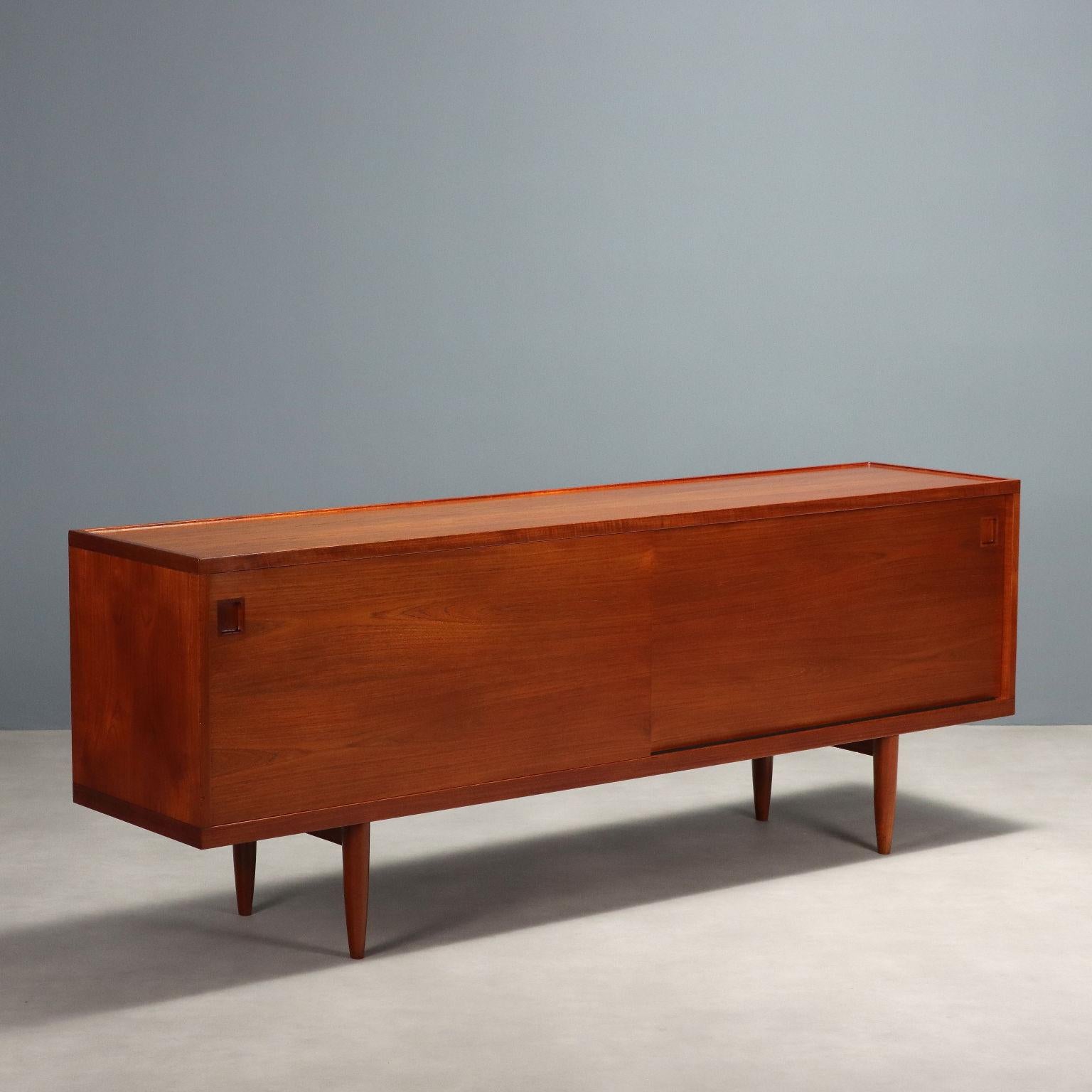 Sideboard vintage di manifattura danese disegnato da Niels Moller e realizzato in legno di teak; presenta ante scorrevoli che celano ripiani e quattro cassetti nella parte destra. Arredo completamente restaurato nei nostri laboratori.