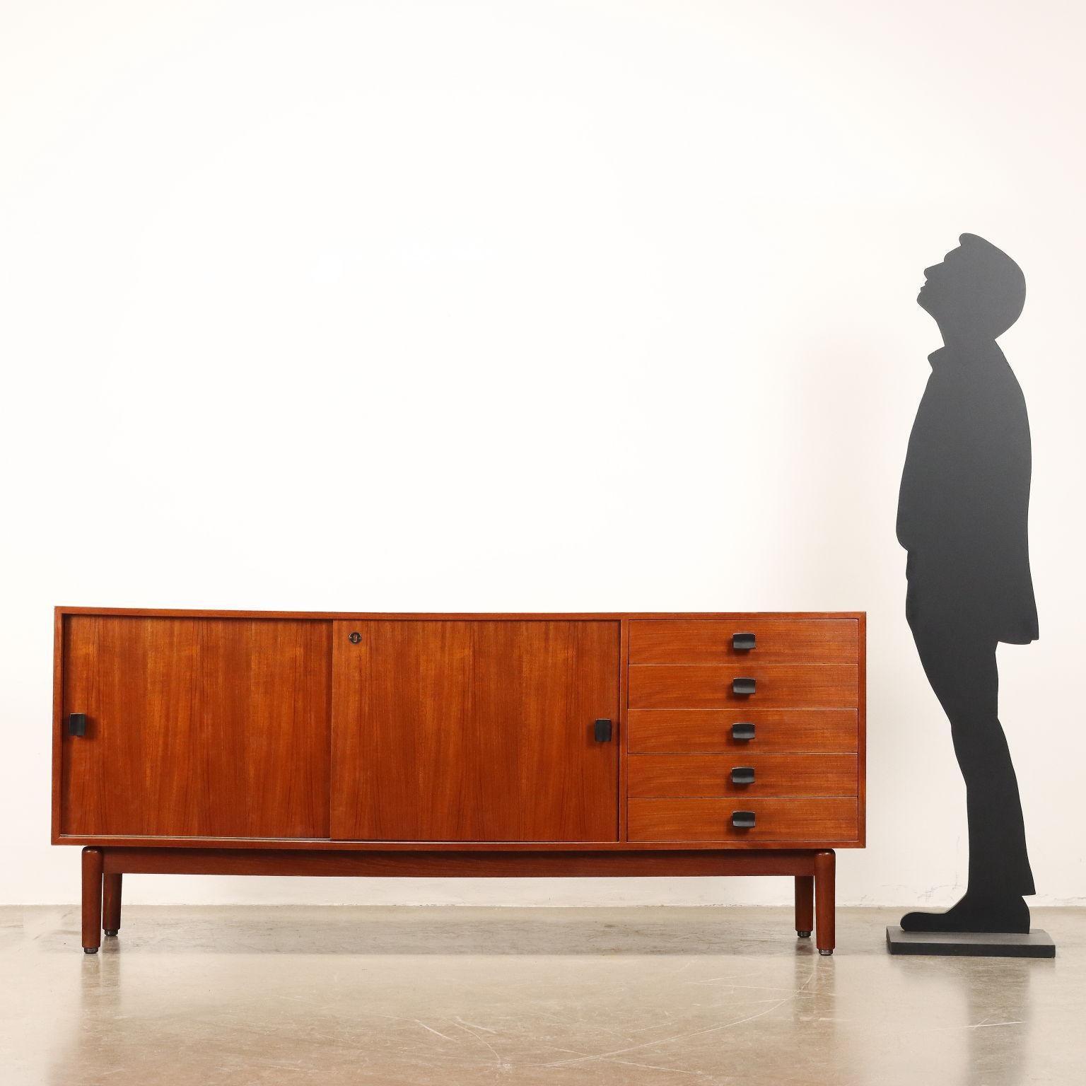 Mobile sideboard vintage in legno impiallacciato teak con ante scorrevoli e cinque cassetti, maniglie in legno tinto.