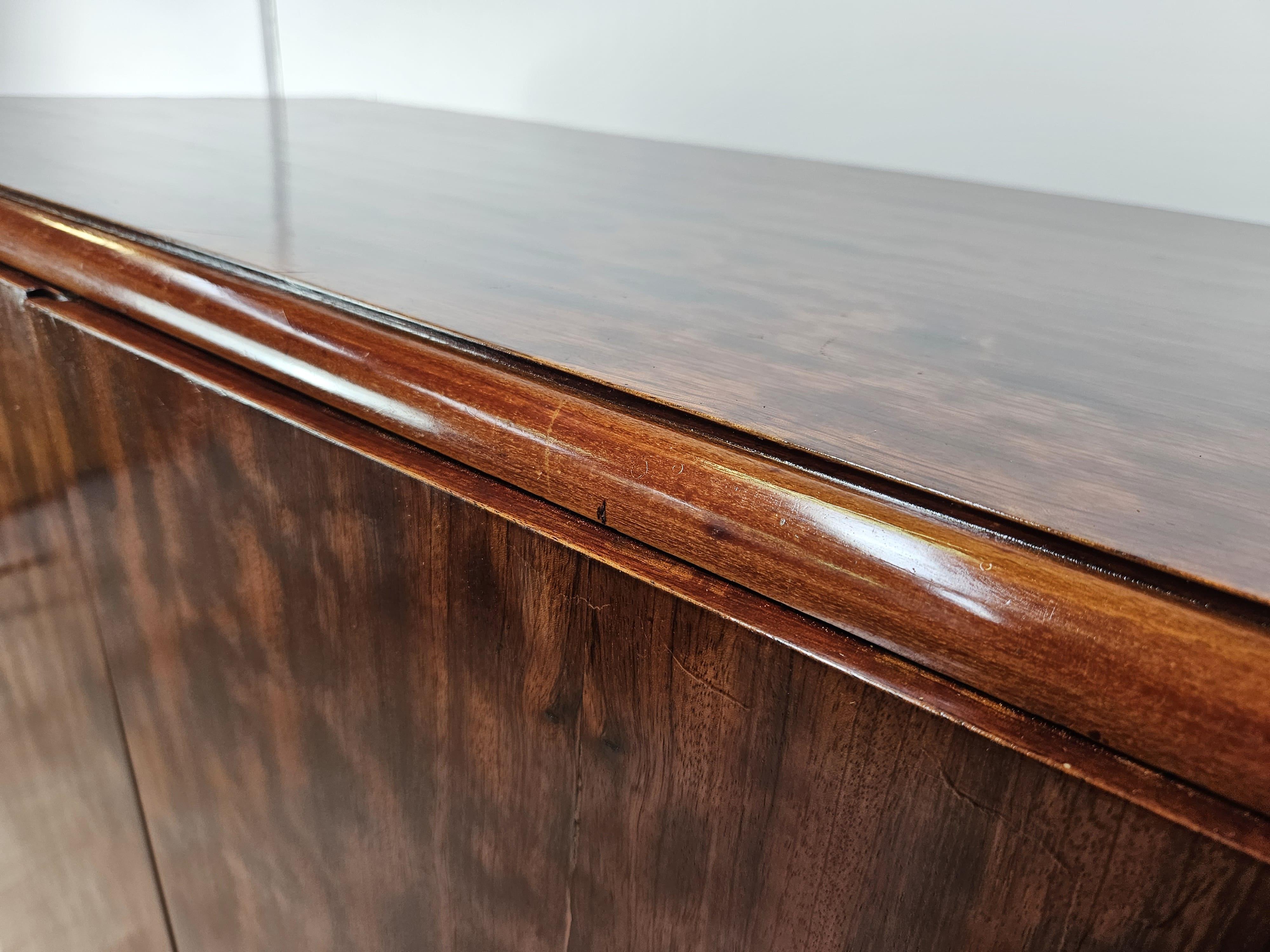 Art Deco walnut sideboard with two doors 1930s In Good Condition In Premariacco, IT