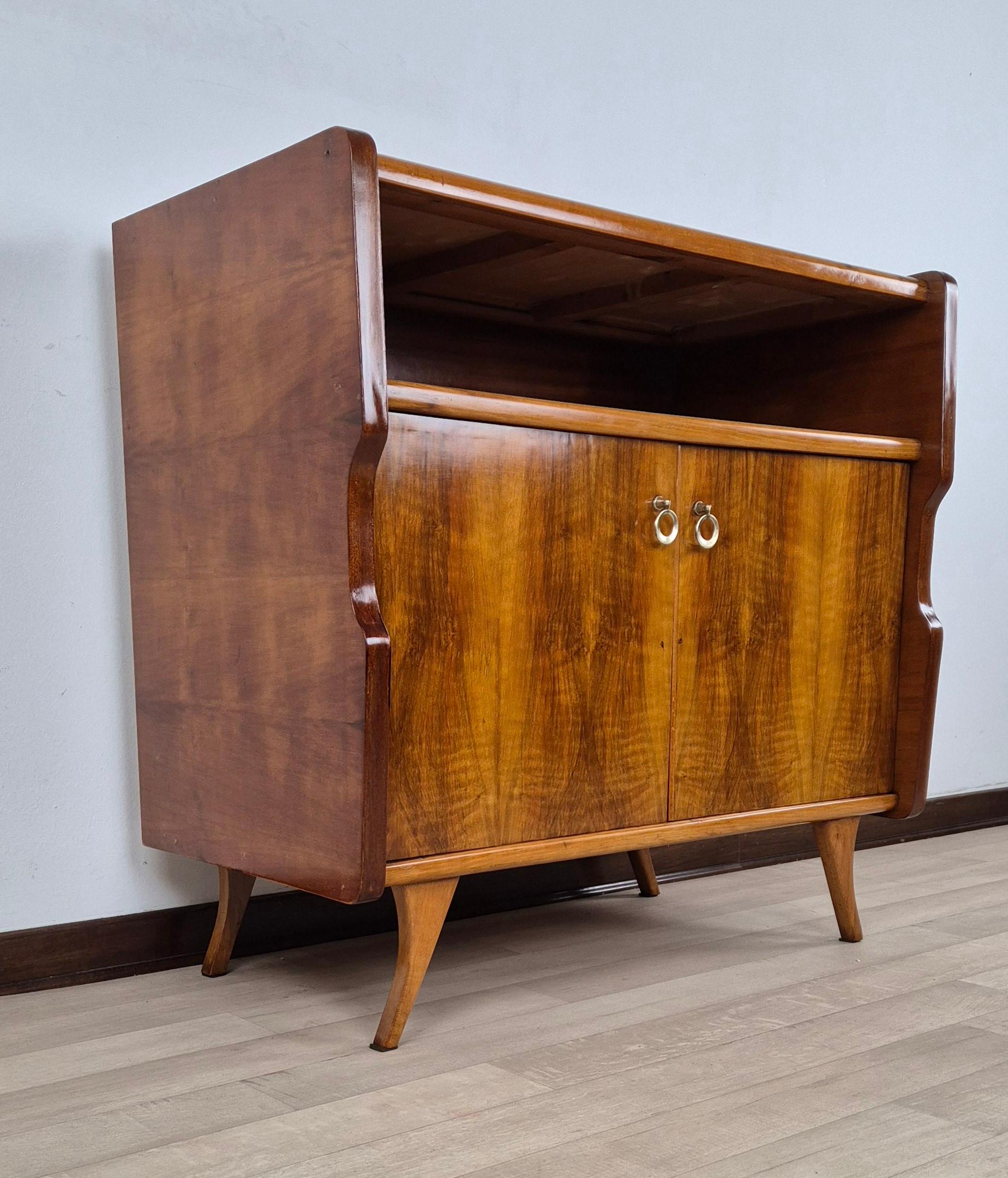 Elégant buffet milanais en noyer blond et érable avec deux portes et un compartiment visible.
Les côtés arrondis et raffinés harmonisent les proportions du meuble.
Poignées en laiton d'origine de l'époque.
Sa taille et ses proportions, associées à