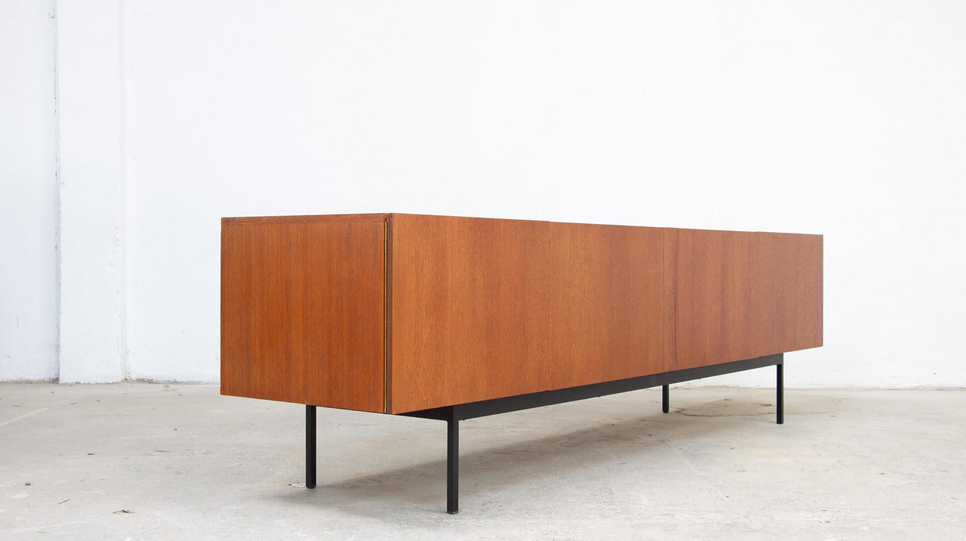 B40 Credenza Dieter Waeckerlin Behr Edizione
Credenza B40 in teak degli anni '60 di Behr, progettata dal designer e architetto svizzero Dieter Waeckerlin, maestro del design minimalista.

Timbrato dal produttore all'interno della porta destra. Base