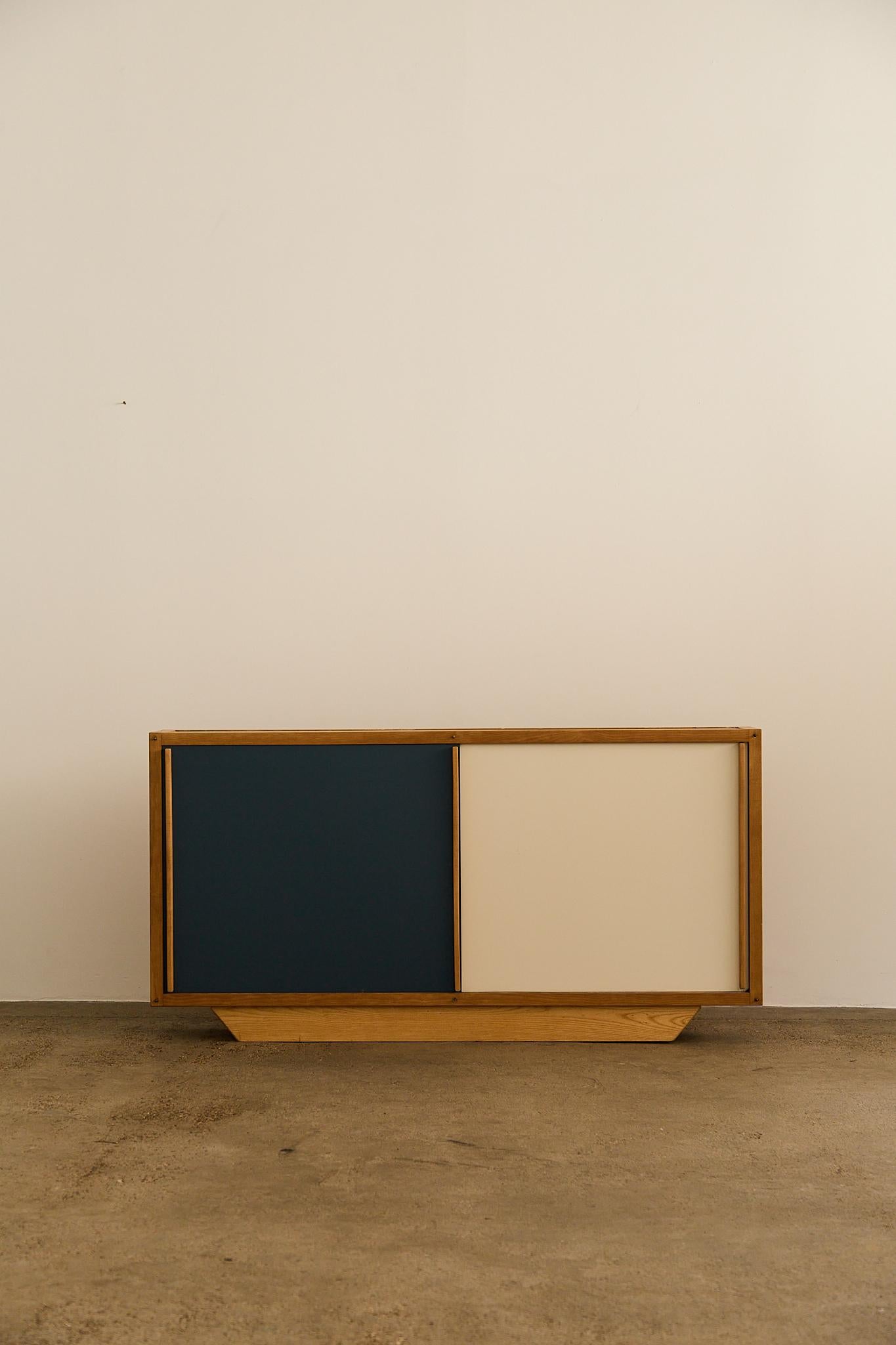 Elegante credenza di André Sornay, pioniere del sistema di assemblaggio 