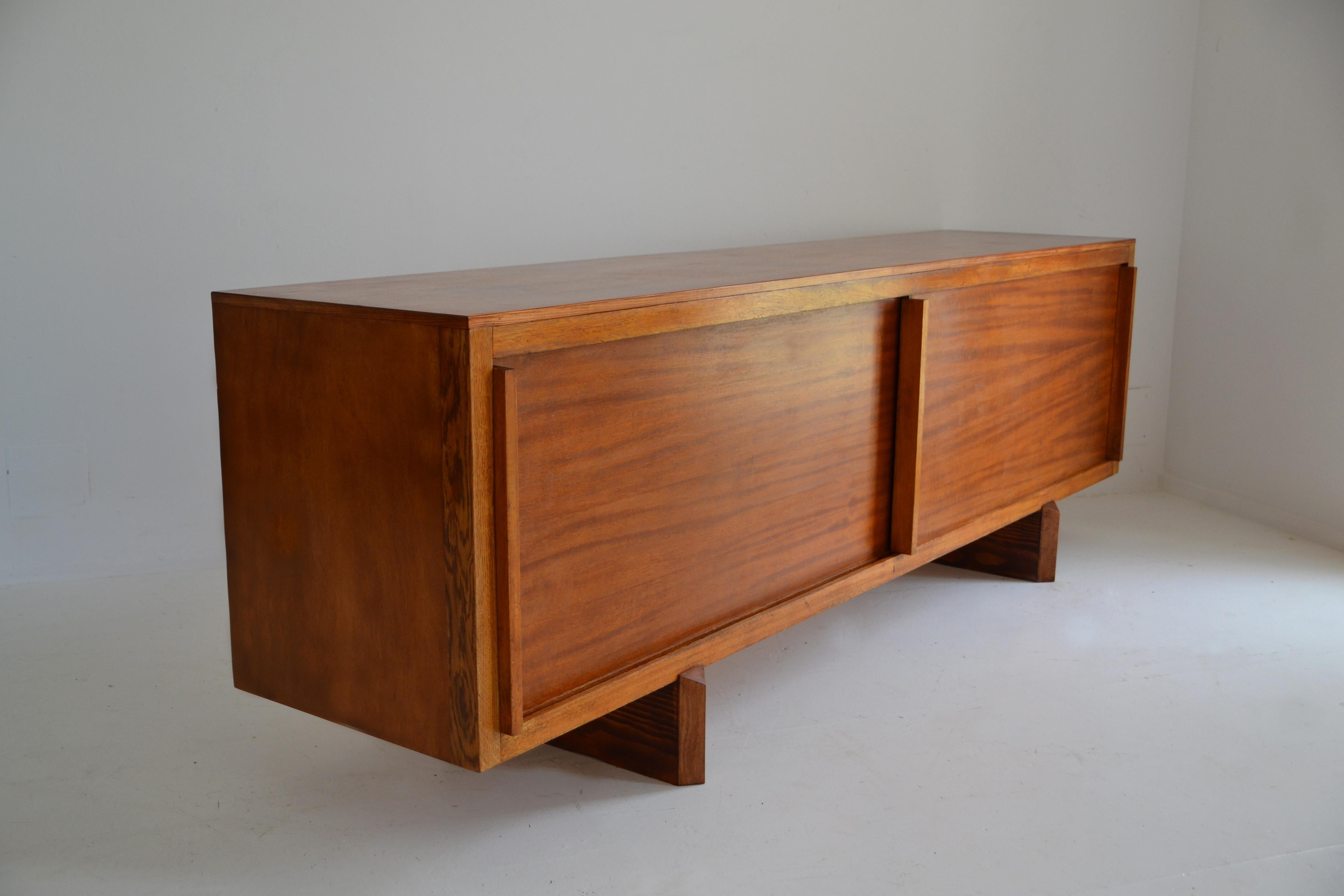Buffet von André Wogenscky und Marta Pan - 1964
Herkunft: Centre EDF de Charleville-Mézières

Außergewöhnliches Mobiliar der Moderne, 1964 vom Architekten André Wogenscky (ehemaliger Mitarbeiter von Le Corbusier) in Collaboration mit der Bildhauerin
