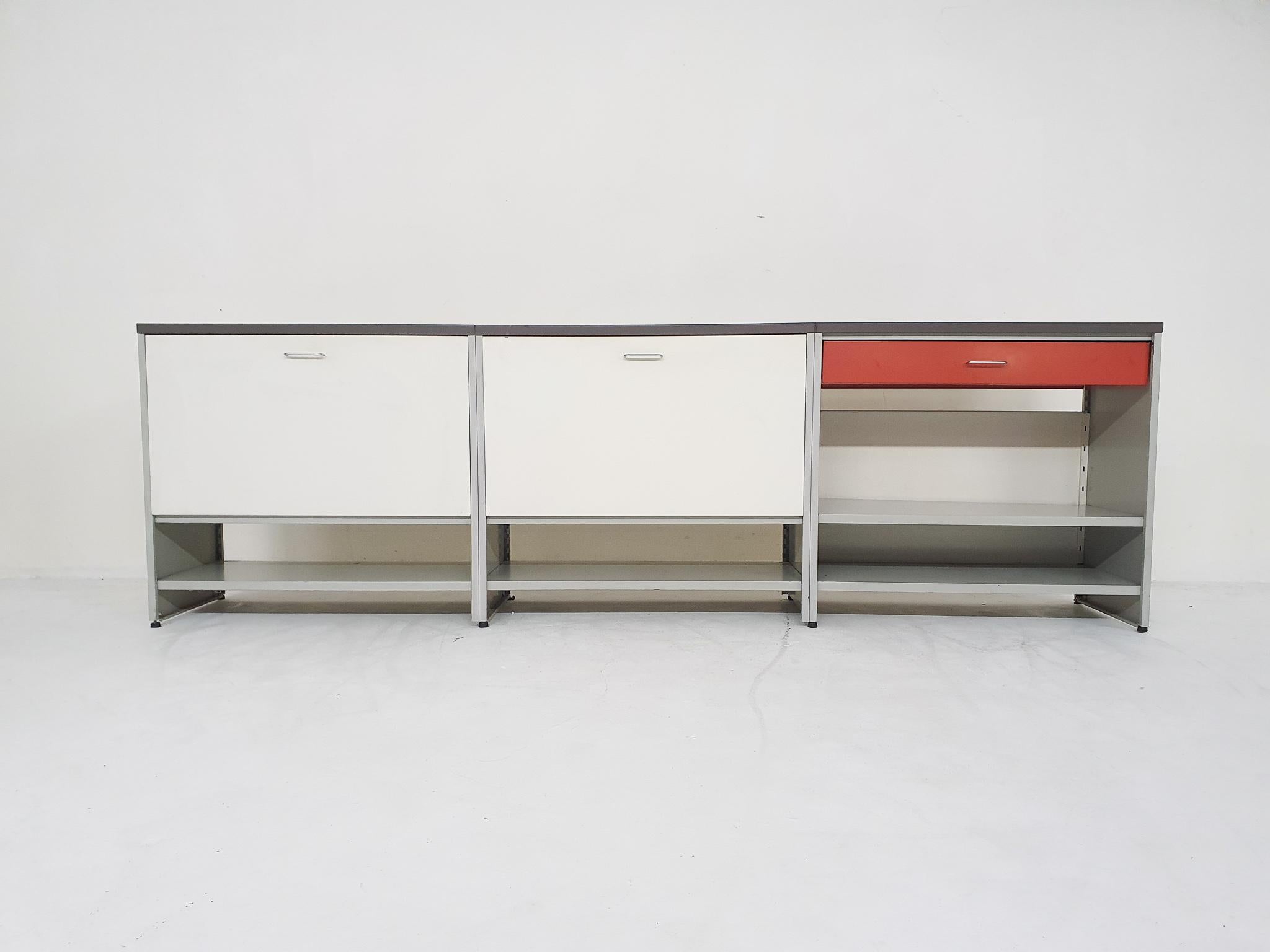 A.R. Cordemeyer for Gispen sideboard model 5600, The Netherlands, 1950’s

Metal credenza with two valves and a red drawer.
The top has a brown faux leather cover.
Traces of use consistent with age and time.

A R Cordemeyer
André Cordemeyer, was a