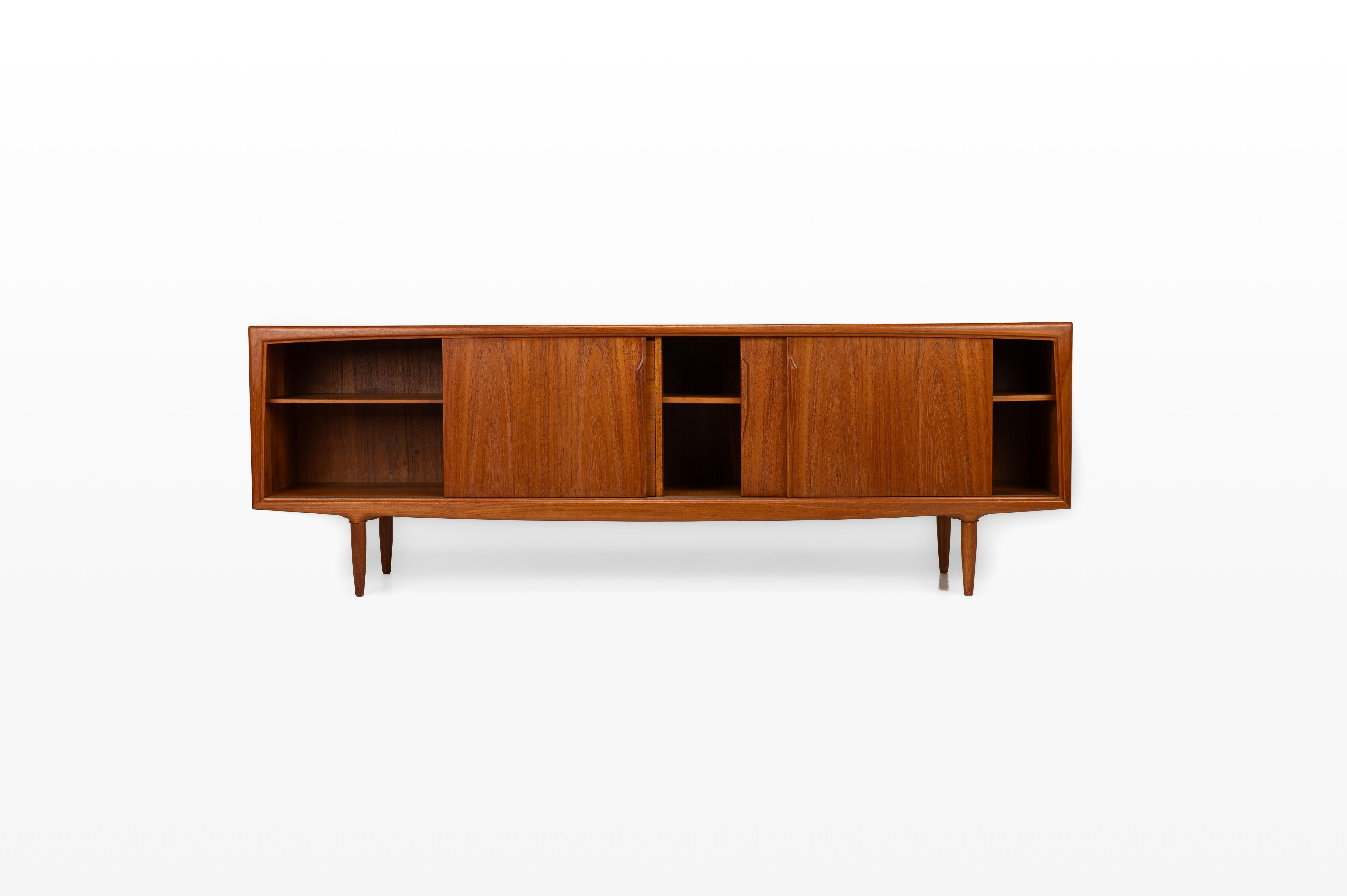 Diseñado en los años 60 y fabricado por Axel Christensen Odder (ACO Møbler), este aparador de bella factura presenta elegantes tiradores, cuatro cajones y mucho espacio de almacenamiento con estantes regulables.

Dimensiones:
An: 240 cm
D: 47 cm
H:
