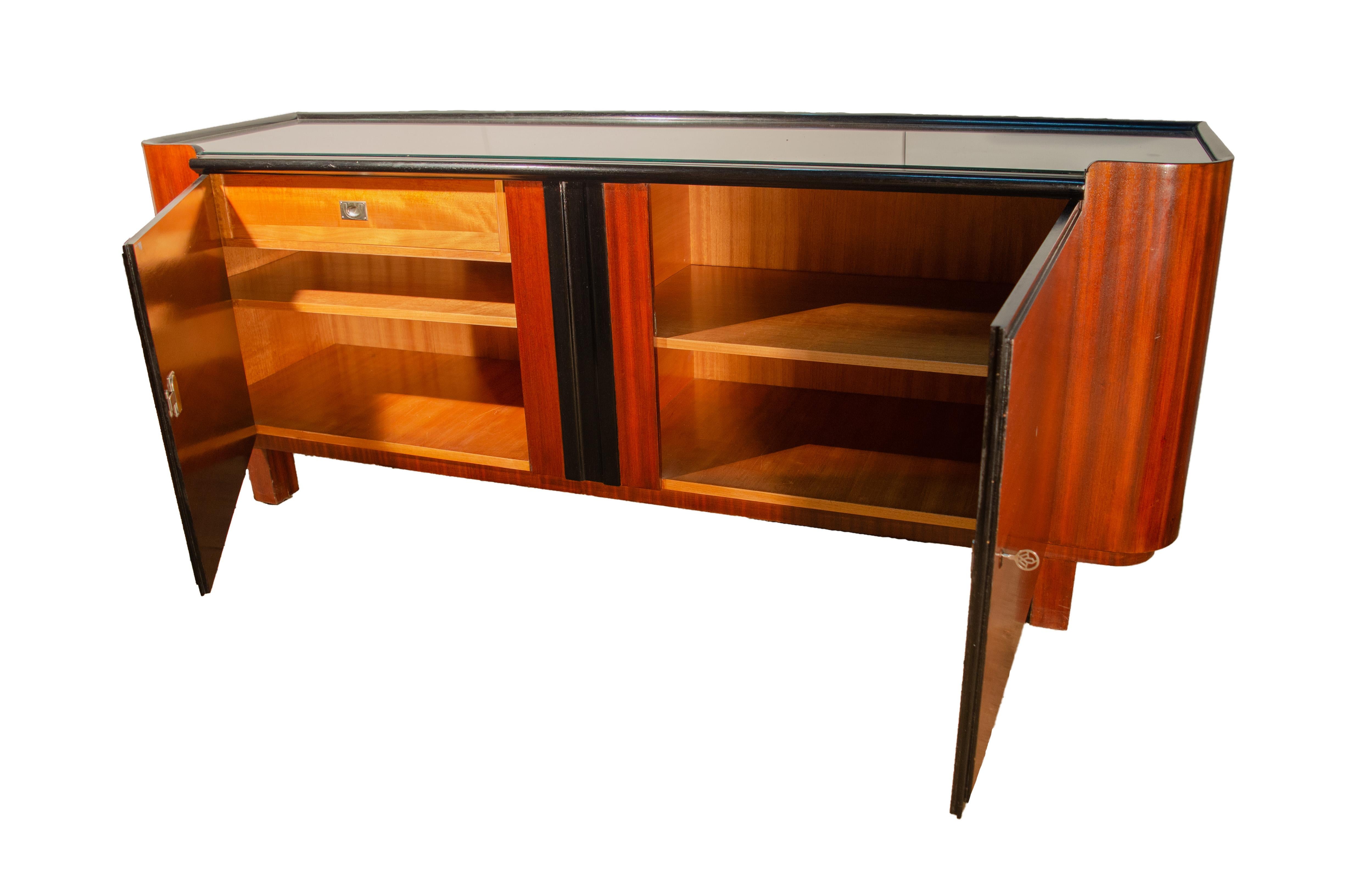 This masterpiece by Bruno Paul is in very good condition.
The signed sideboard, beautifully accented with color, is characterized by its clear design language and has the original keys with the emblem of the Deutsche Werkstätten