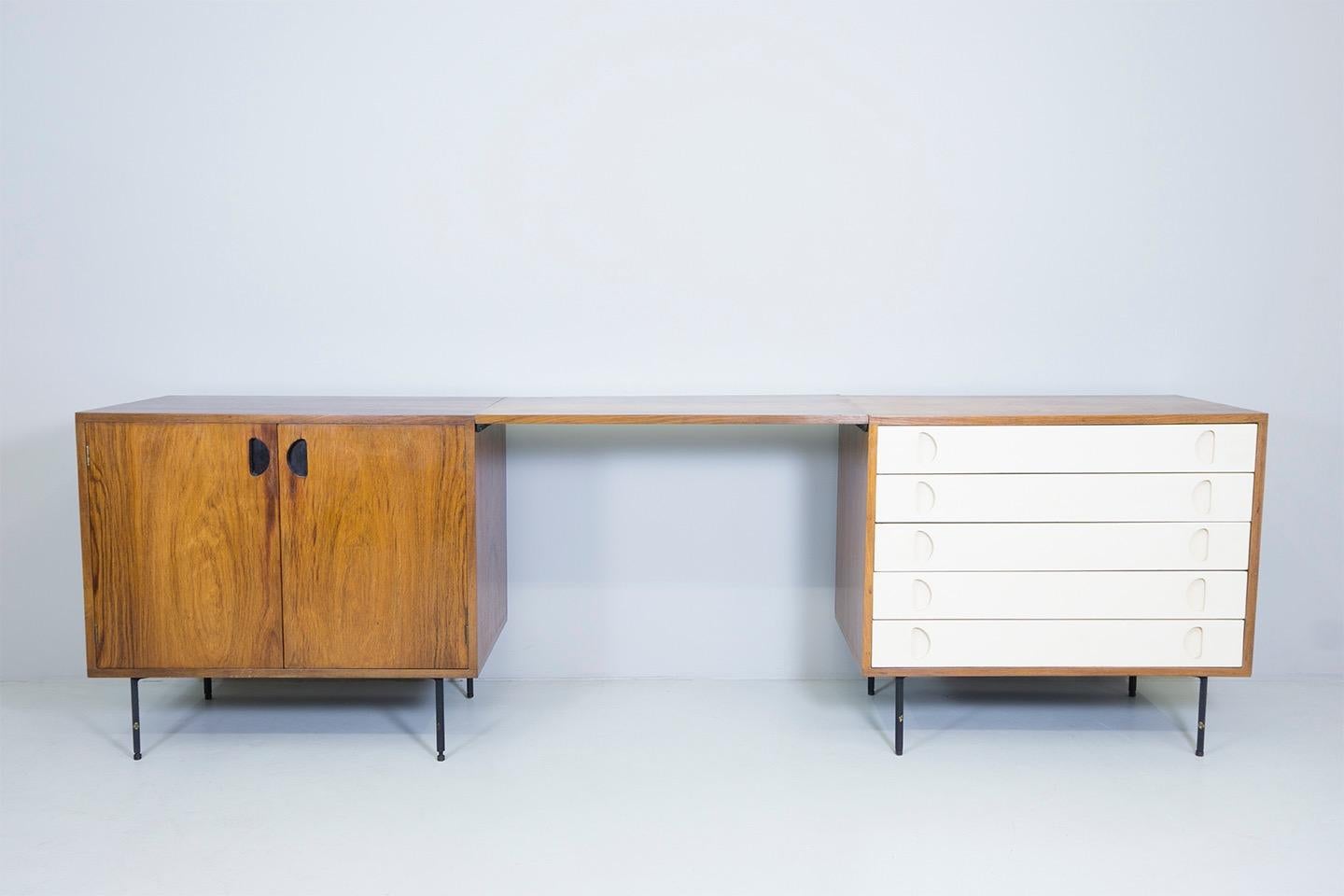 Sideboard with drawers and doors made of veneered with teak wood and palisander
adjustable enameled metal stands.
Dimensions: H.73cm, W.240cm, L.45cm
Design: Carlo Graffi 1958
Manufacturer: Home Torino.