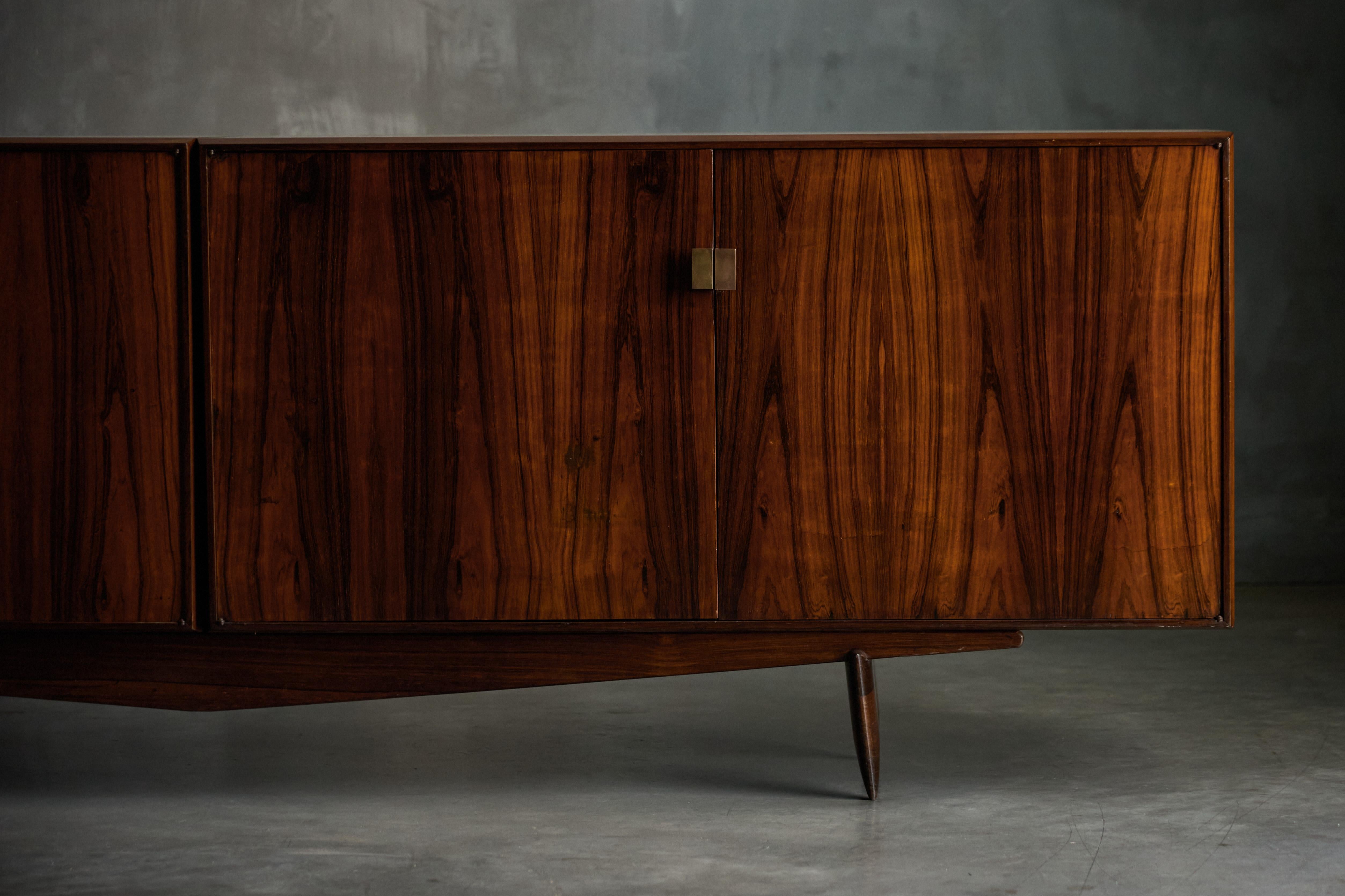 Mid-Century moderno Credenza di Carlo Hauner per Forma Móveis e Objetos de Arte, Brasile, anni '50 in vendita