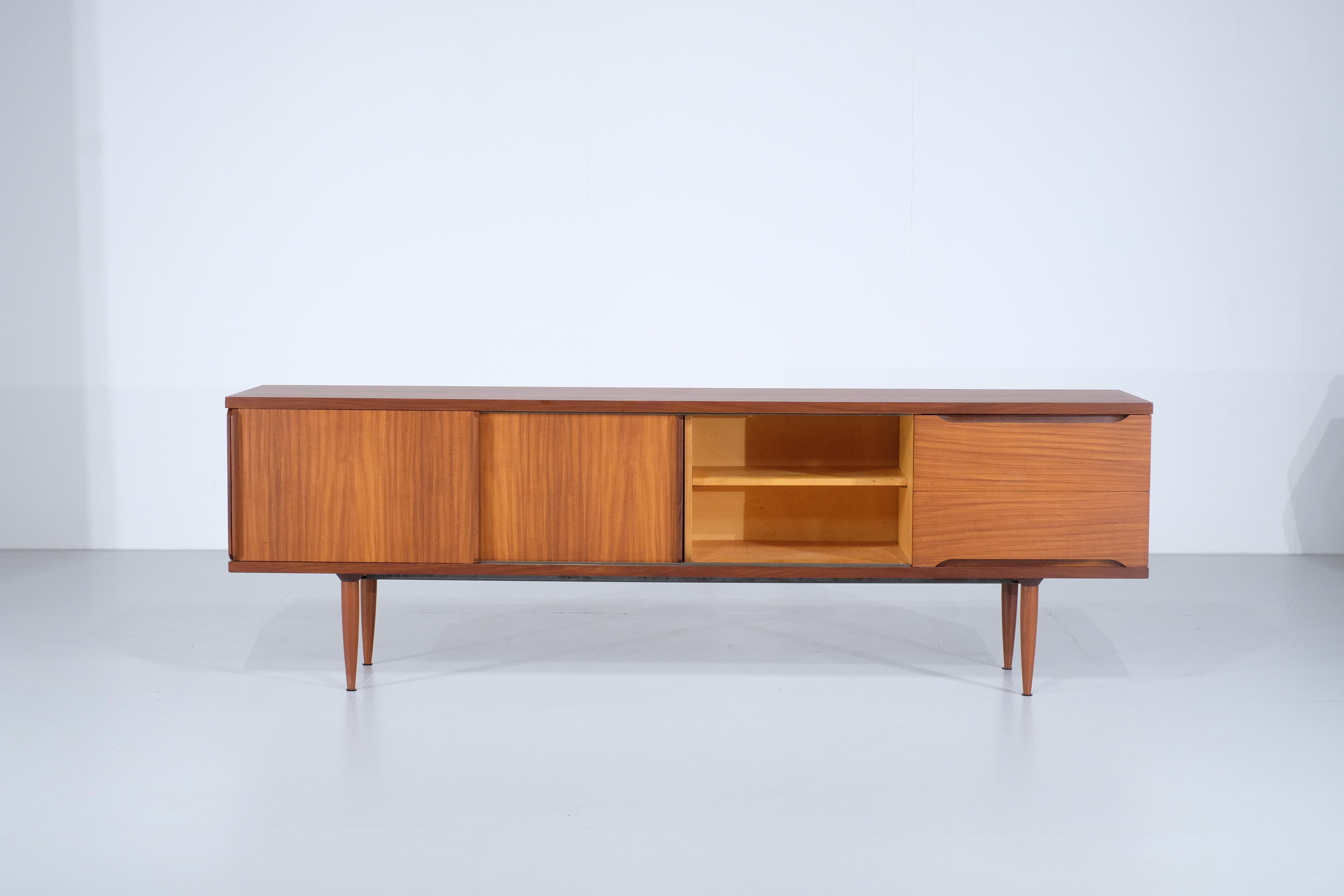 Sideboard by Dal Vera, Italy - 1960s In Good Condition For Sale In Uccle, Bruxelles