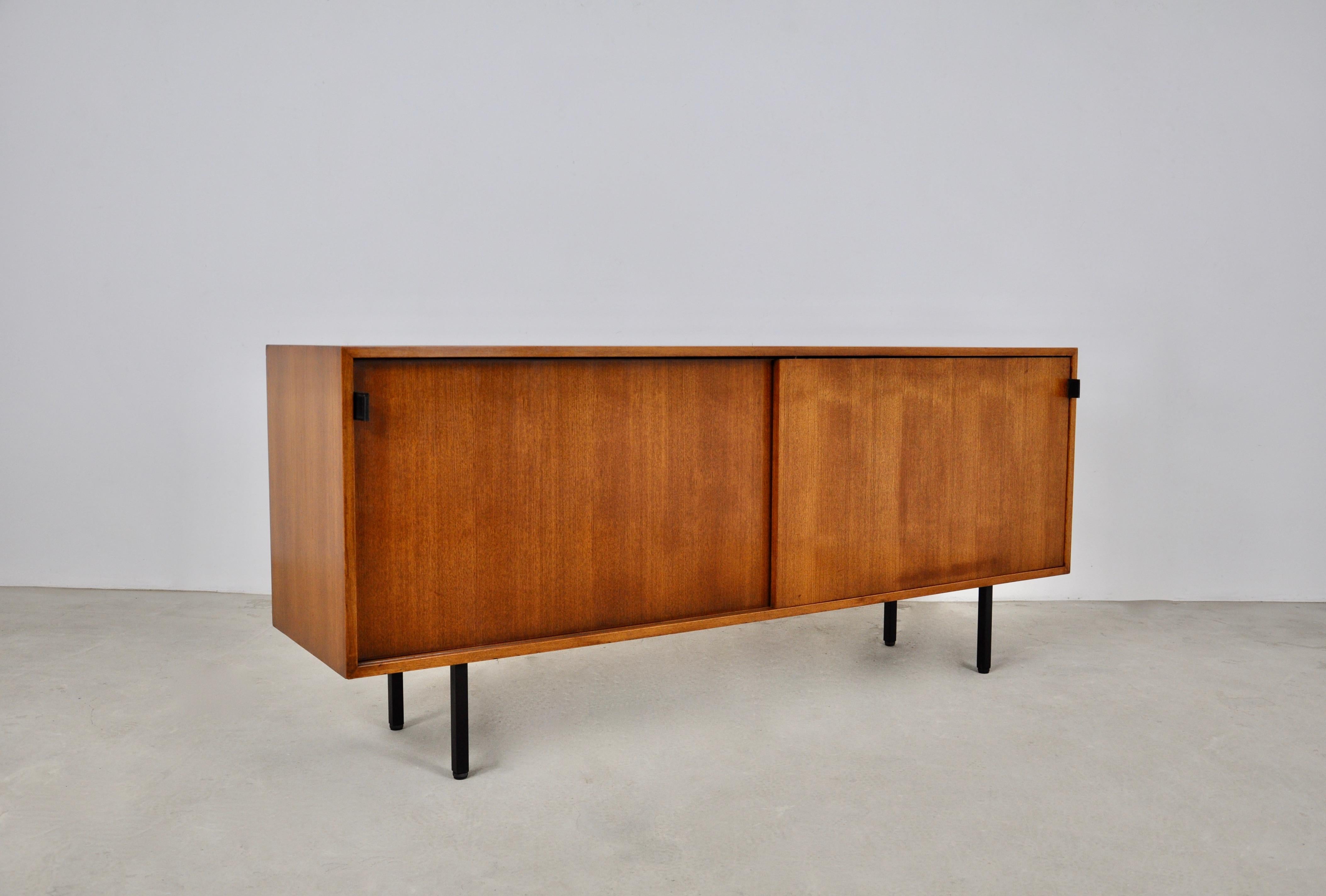 sideboard in wood and with metal legs. The door handles are in leather. It has 2 sliding doors, each containing two shelves. Wear due to time and age of the sideboard
