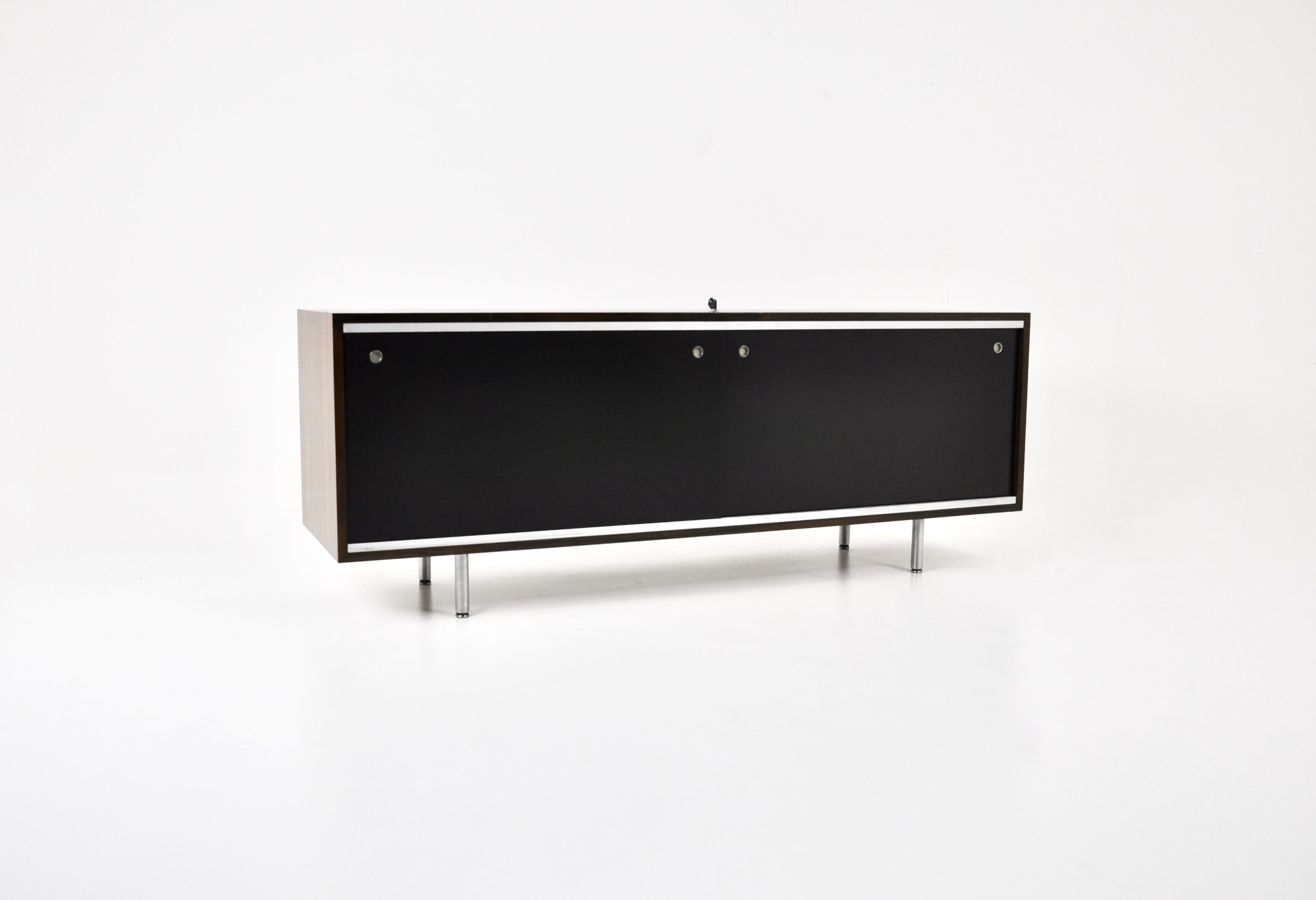 Wooden sideboard with 2 black sliding doors, each containing height-adjustable shelves and lockable doors. Metal feet. Wear due to time and age.
For shipping, request us for receive the best price.