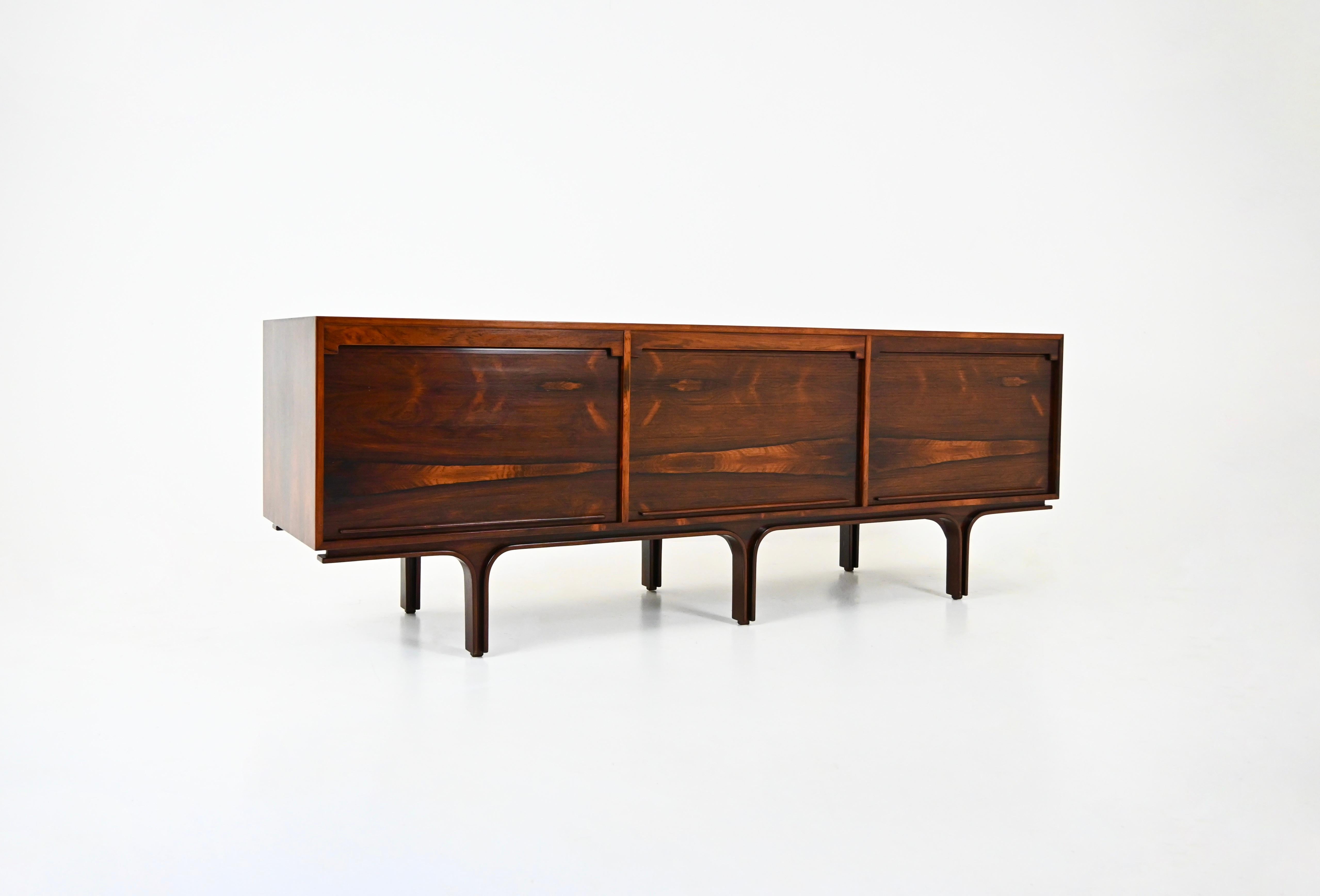 Buffet en bois à 3 portes à enroulement contenant une étagère et 4 tiroirs. Estampillé Bernini à l'intérieur. Usure due au temps et à l'âge
POUR L'EXPÉDITION, NOUS CONSULTER POUR OBTENIR LE MEILLEUR PRIX

