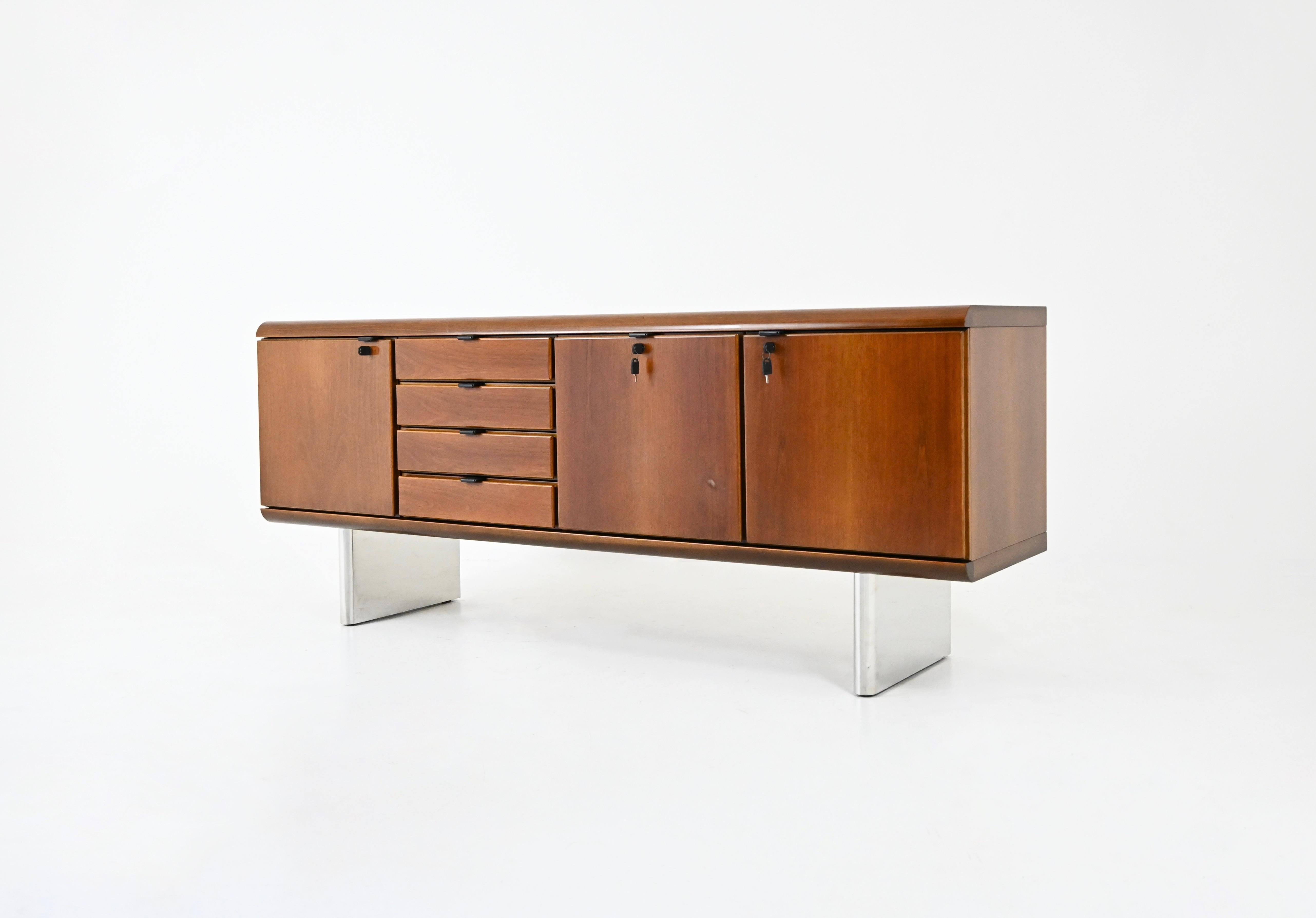 Aparador de madera y metal con 4 cajones, un gran cajón deslizante y dos puertas con estante de cristal. Todas las unidades pueden cerrarse con llave. Estampado en las empuñaduras y las llaves. Desgaste debido al tiempo y a la edad
PARA EL ENVÍO,