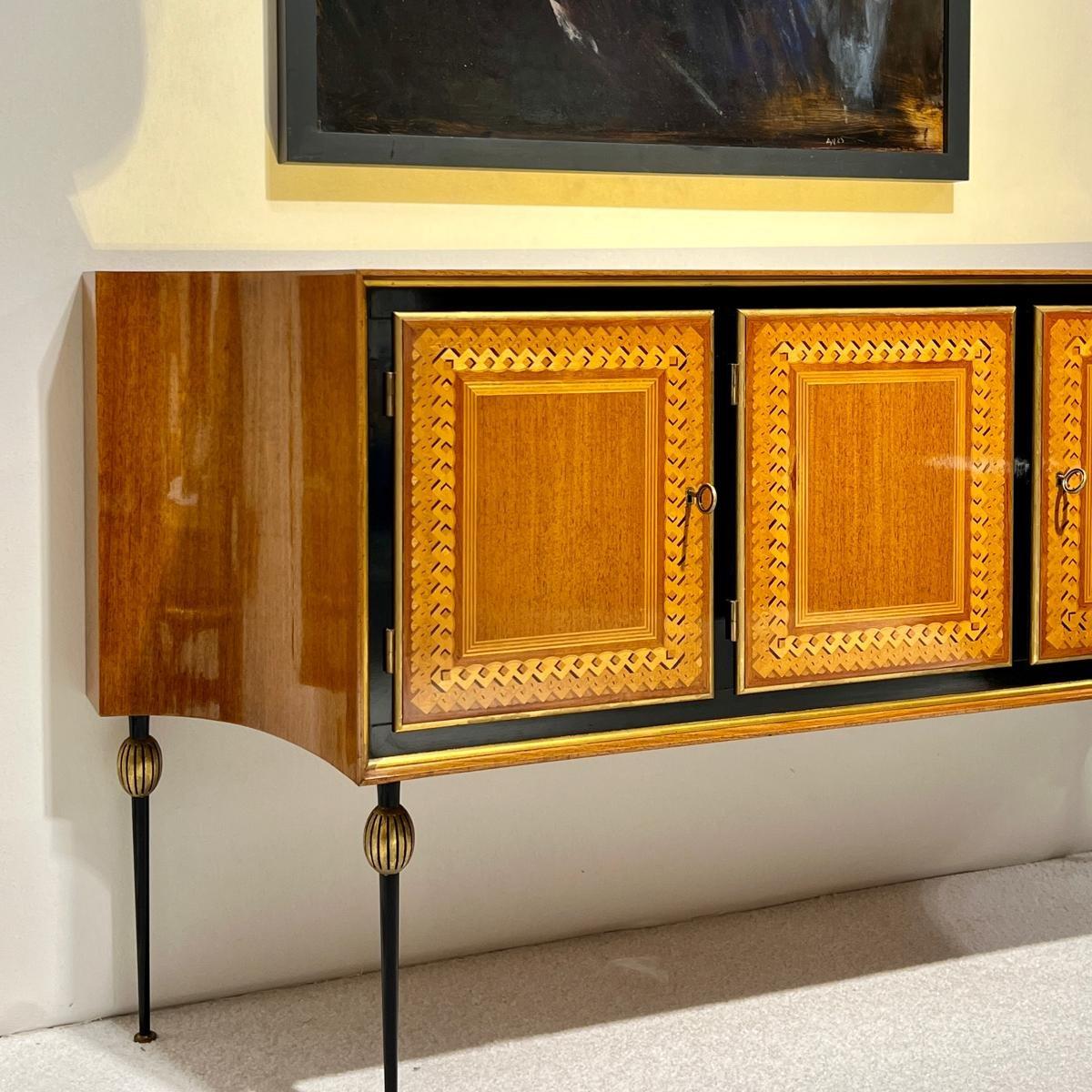 Hans Wauer war ein Münchner Architekt und Möbeldesigner, der bis in die 1960er Jahre tätig war. Nach 1945 baute er den im Krieg zerstörten Möbelbetrieb seiner Eltern wieder auf und veröffentlichte 1965 ein Buch mit seinen eigenen Möbelentwürfen.