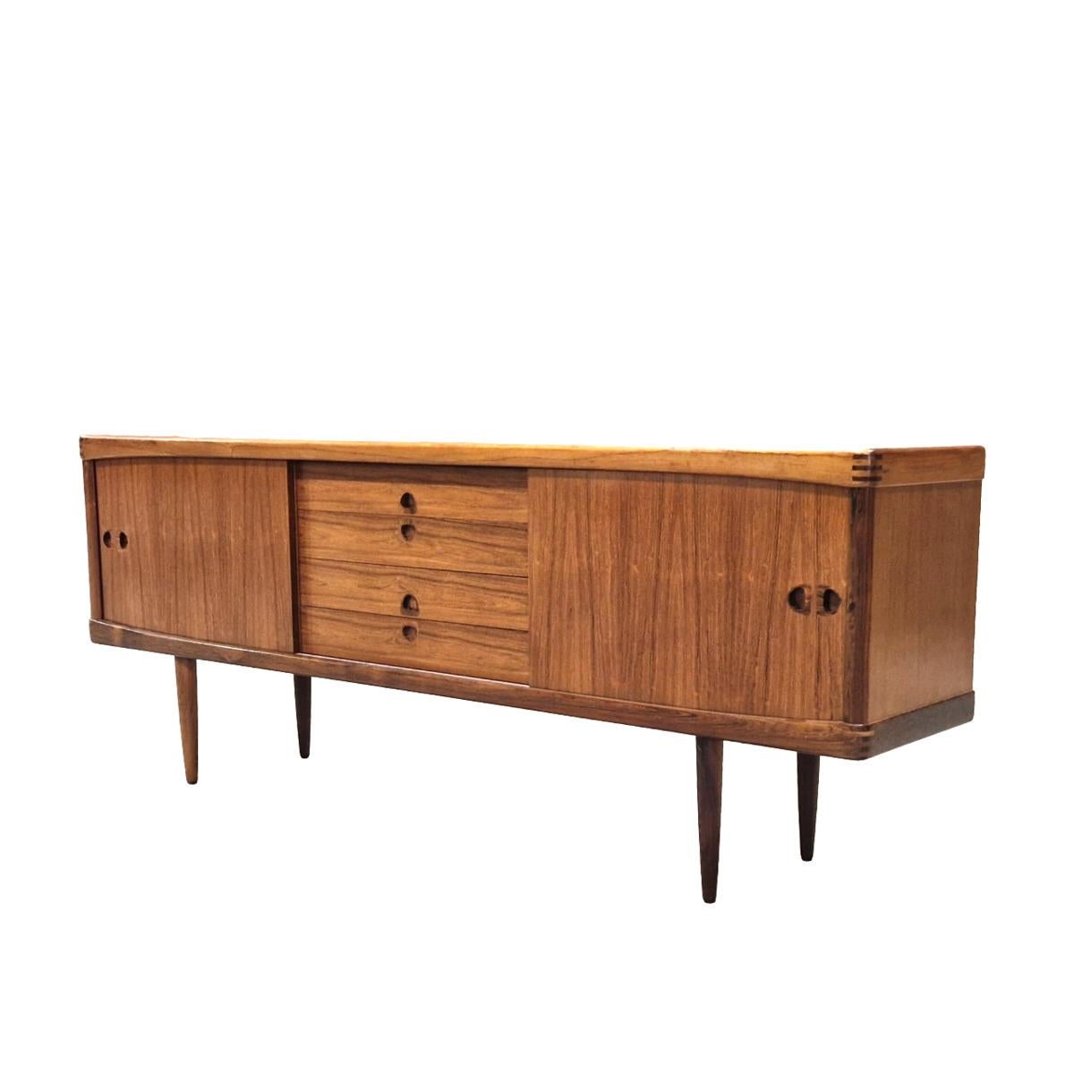 This high quality sideboard is perfect down to the smallest detail. The back of this sideboard, also in beautifully veined wood, allows it to be used as a middle piece of furniture or as a living room divider.
