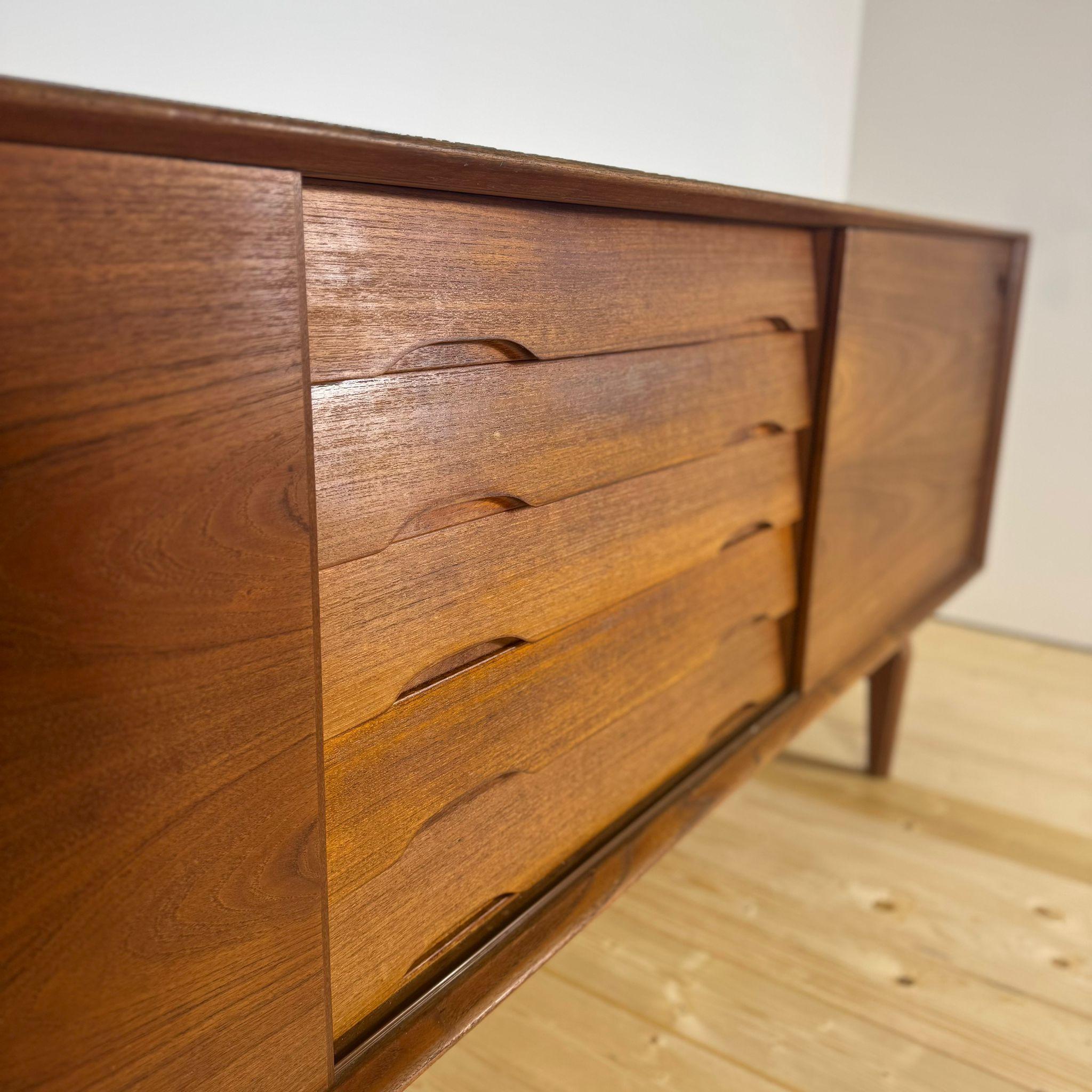 Credenza di Henry Rosengren Hansen per Skovby, Danimarca 1960 In condizioni buone in vendita a Torino, IT
