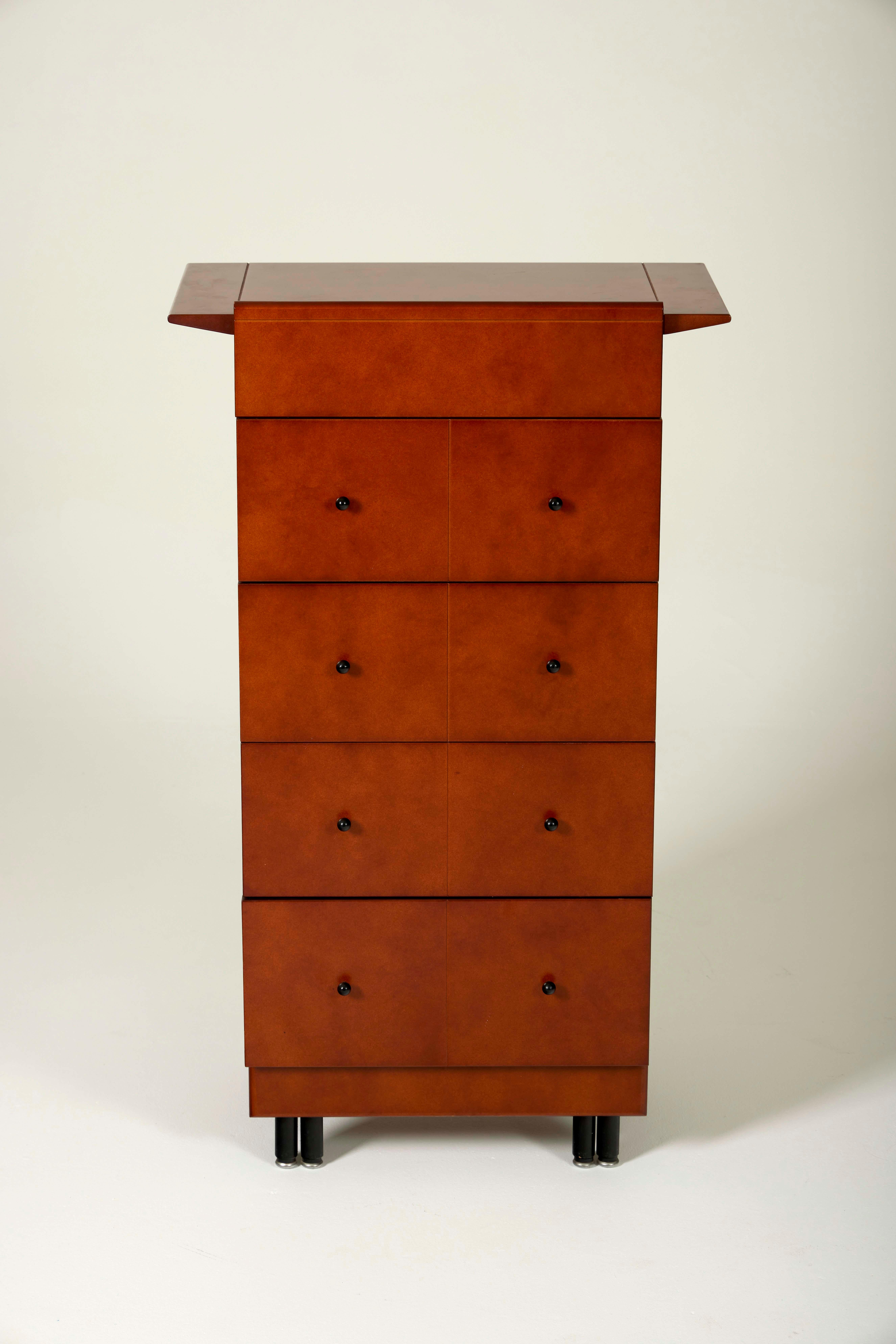Commode d'Irena Rosinski, années 1980. Commode à 5 tiroirs en panneaux de fibres de moyenne densité (MDF) teintés cuir. Très bon état.
Lp987