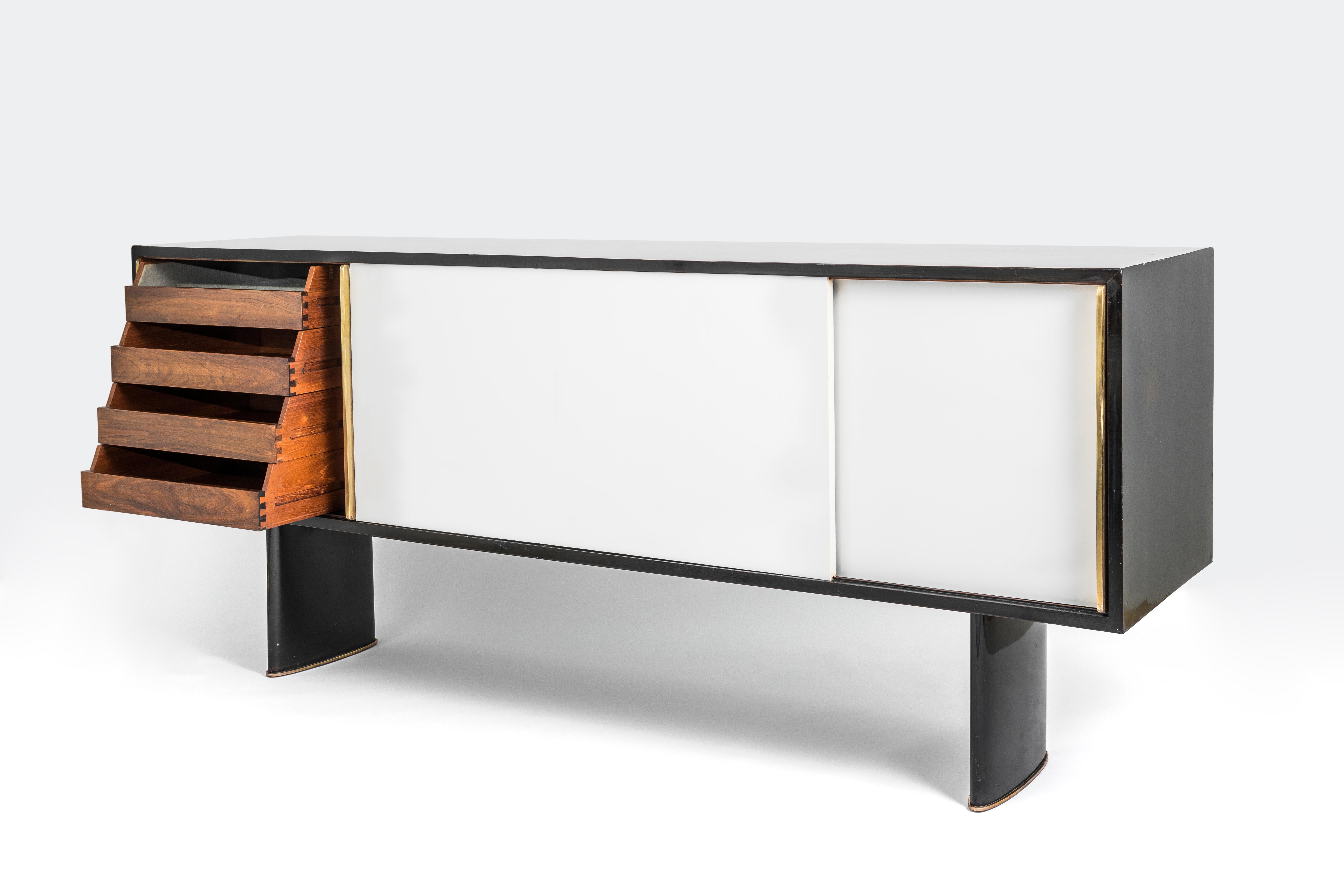 Sideboard by Joaquim Tenreiro, a early piece in his production; 1942, indicated by the label of the factory : Laubisch-Hirth. After 1943, Tenreiro will run his own production factory.
Inspired by the European Modern design and the Art Deco period,