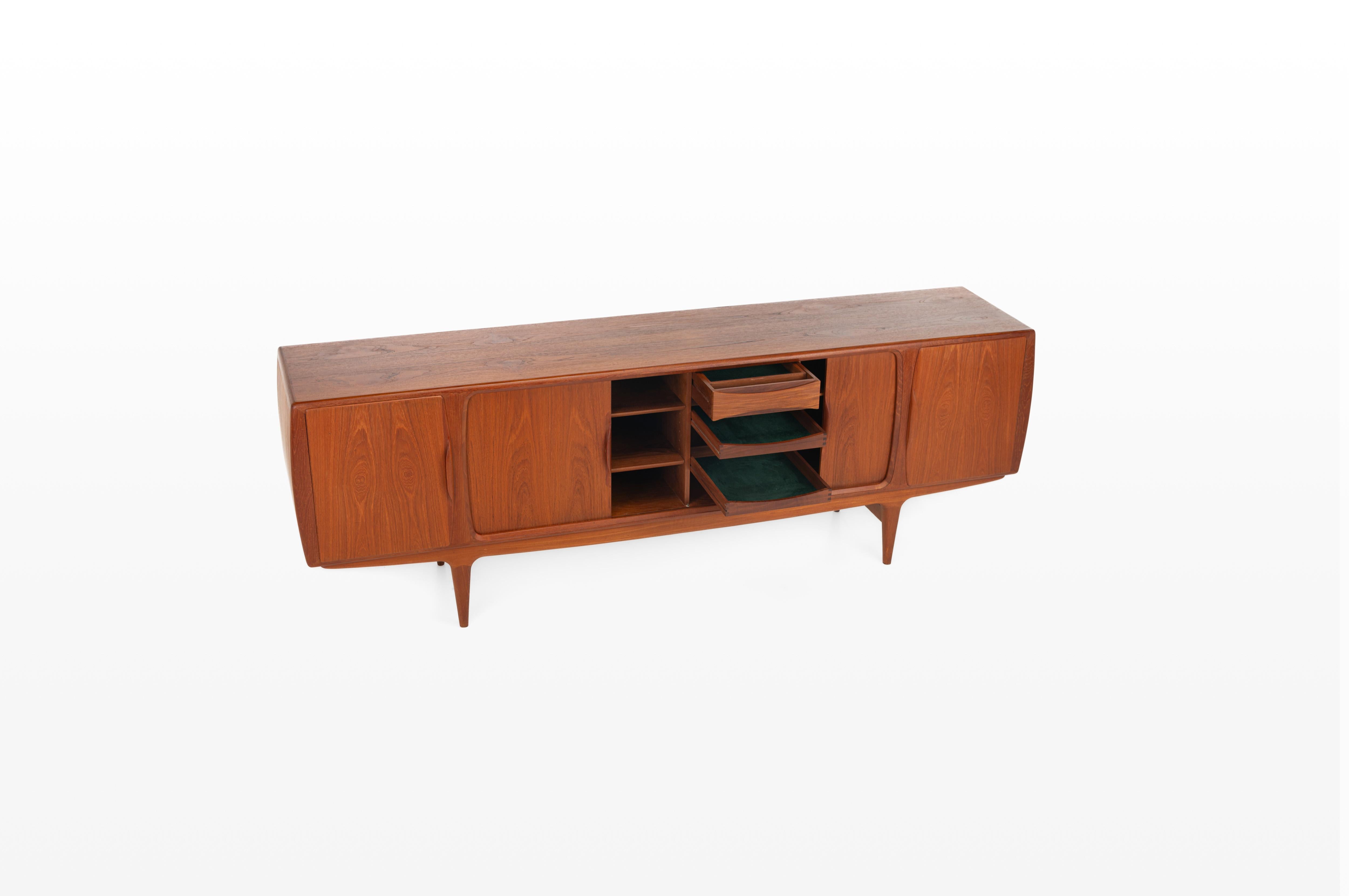 Danese Credenza di Johannes Andersen per Uldum Møbelfabrik, Danimarca 1960 in vendita