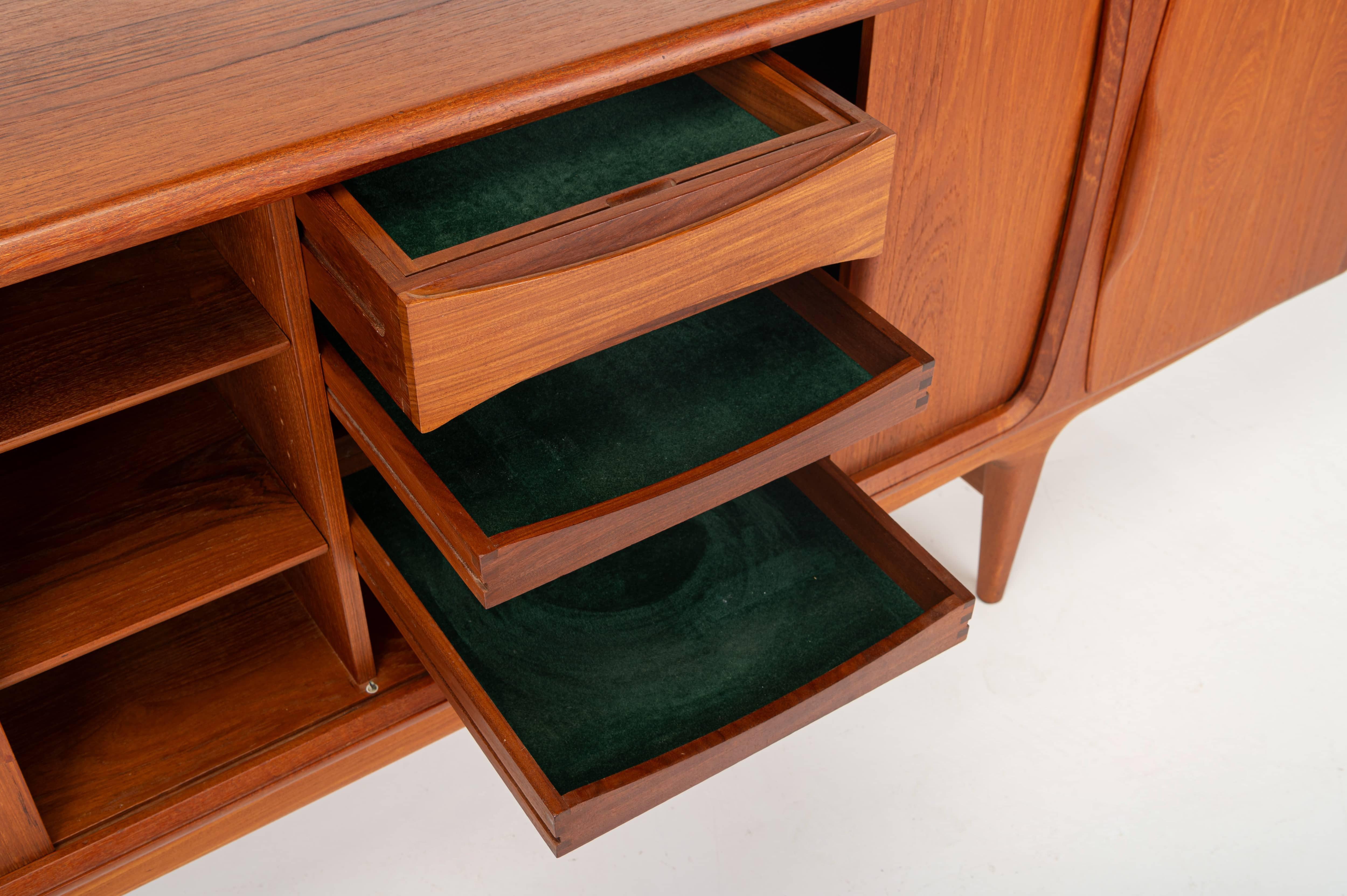 Teak Credenza di Johannes Andersen per Uldum Møbelfabrik, Danimarca 1960 in vendita