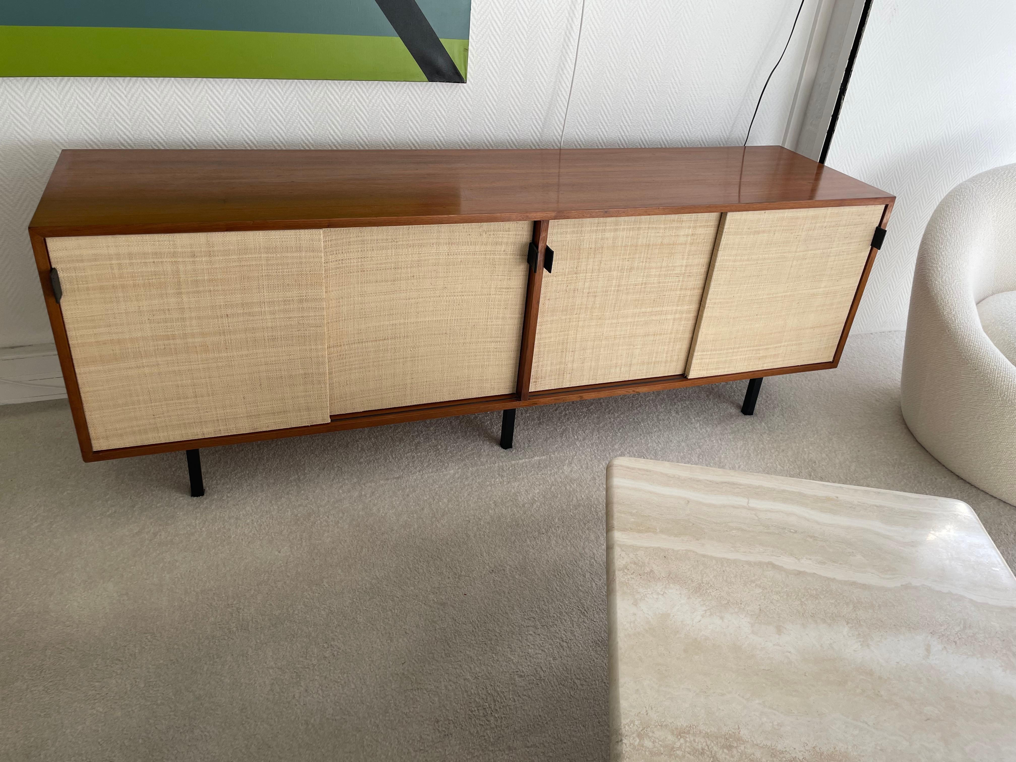 Sideboard by Florence Knoll.
 From 50s.
 4 Sliding doors covered in raffia, with leather grips.