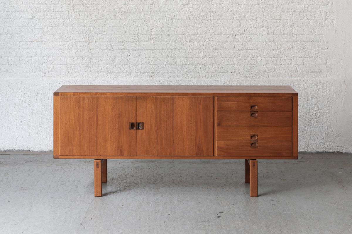 An extraordinary sideboard, model ‘Corona’ designed by Lennart Bender and produced by Ulferts Möbler in Sweden in the 1960’s. High level of detail on this teak piece with rosewood sculpted handles. In very good condition. 

H: 70 cm
W: 163 cm
D: 45