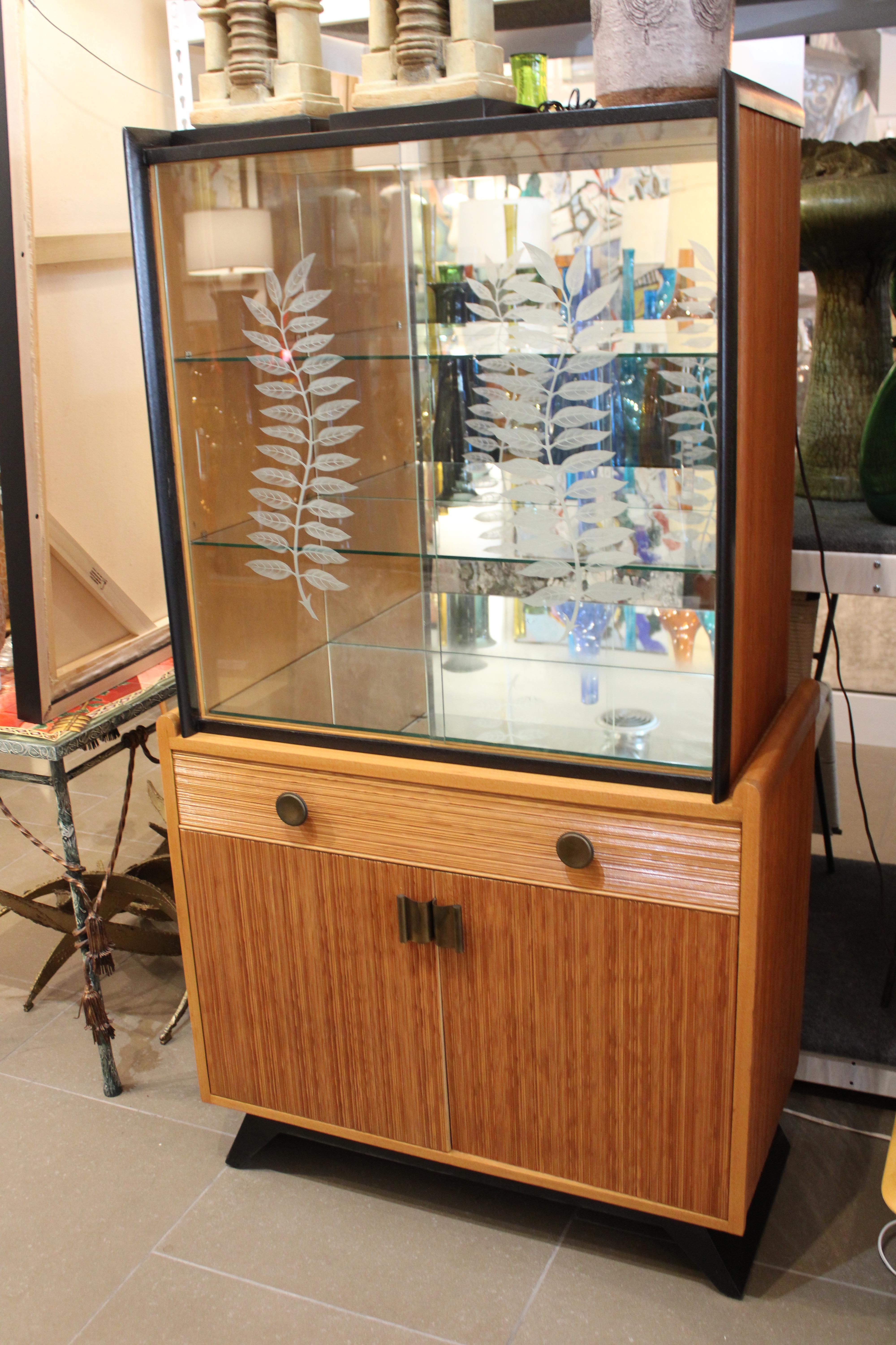 Buffet réalisé par Paul Frankl et fabriqué par Brown Saltman.  La partie supérieure mesure 33