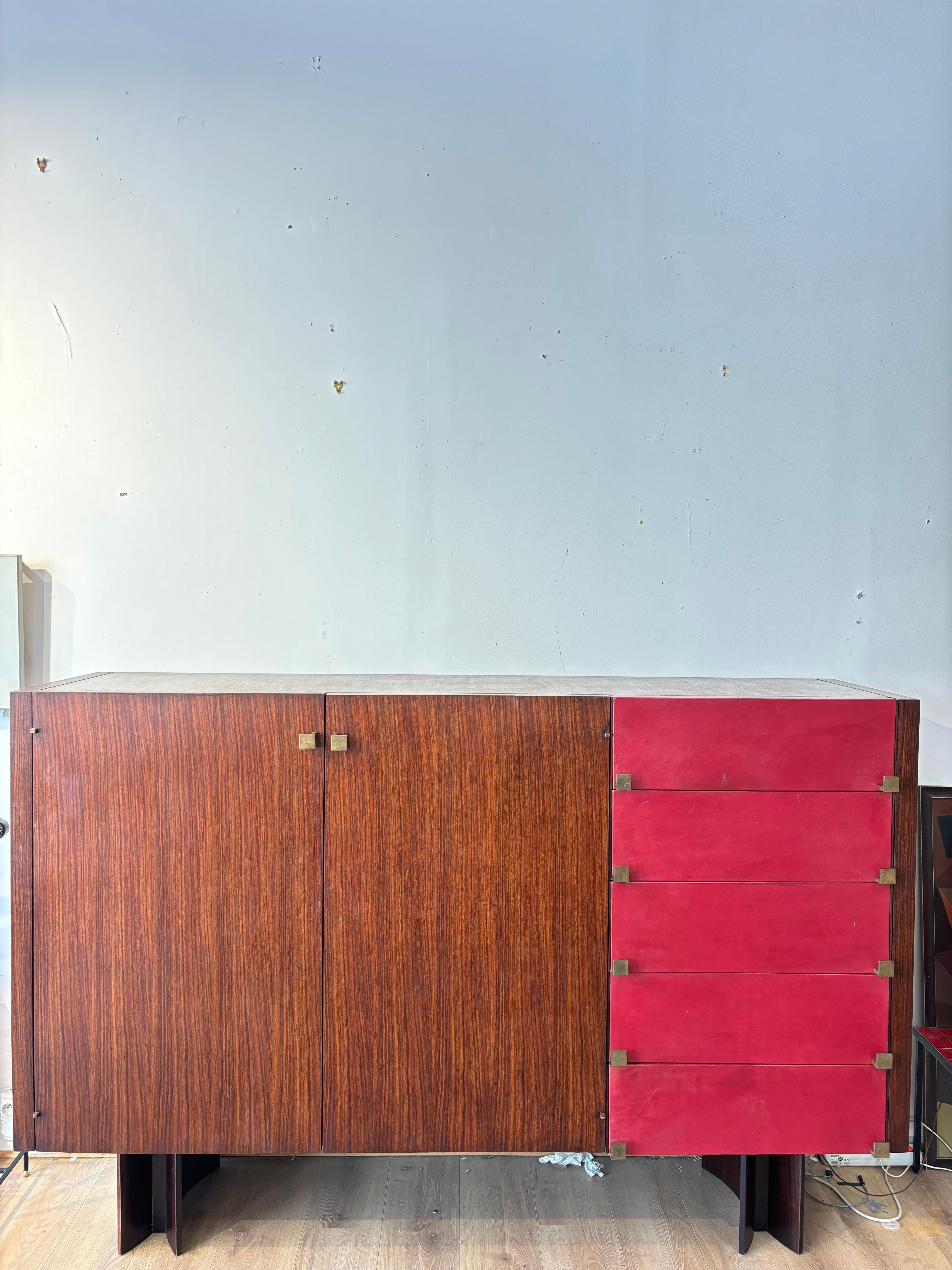 Rare Meuble par Roger Landault en cuir placage de palissandre, très jolie dessin du piétement. 