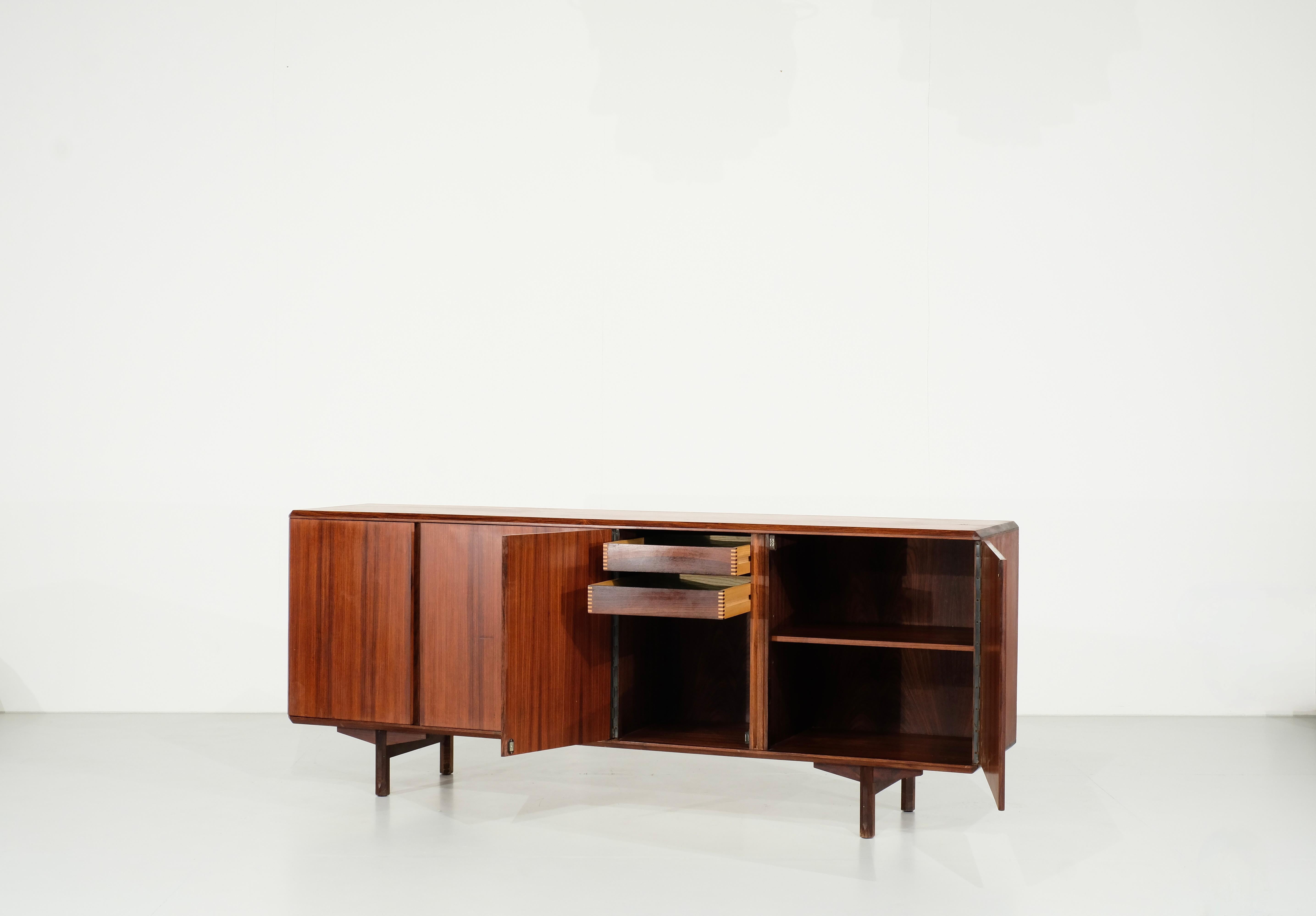 Magnifique buffet de Valenti conçu dans les années 1970. Il est composé de 4 compartiments de tailles différentes.

L'un des compartiments abrite 2 tiroirs aux finitions exceptionnelles.

Il est en très bon état vintage.