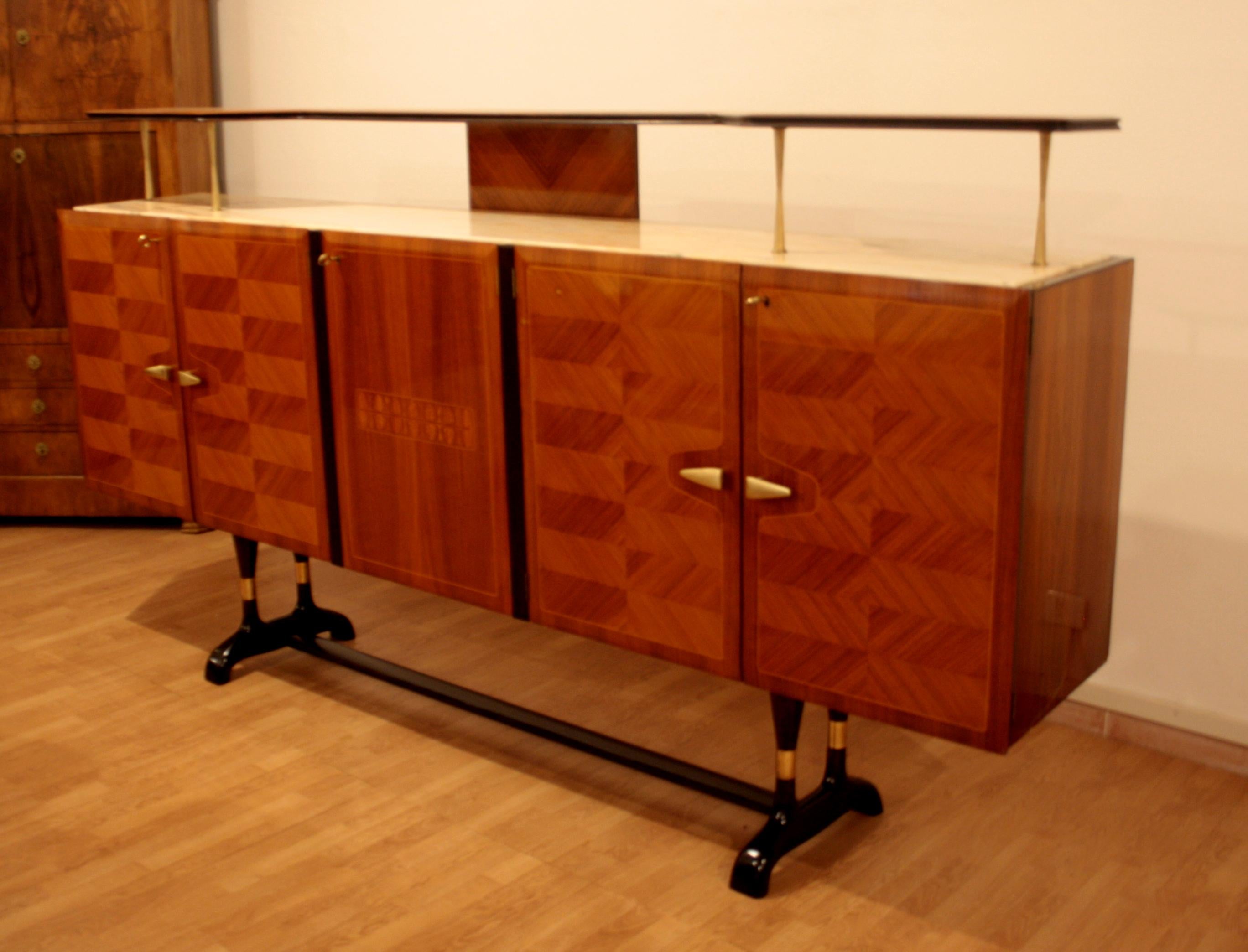 Vittorio Dassi mobile bar sideboard

Very rare and refined Italian mobile bar sideboard designed by Vittorio Dassi in the 1950s, with the Cecchini manufacturing brand, Italian carpentry with offices in Lissone Seregno and Cantù.

Made with precious