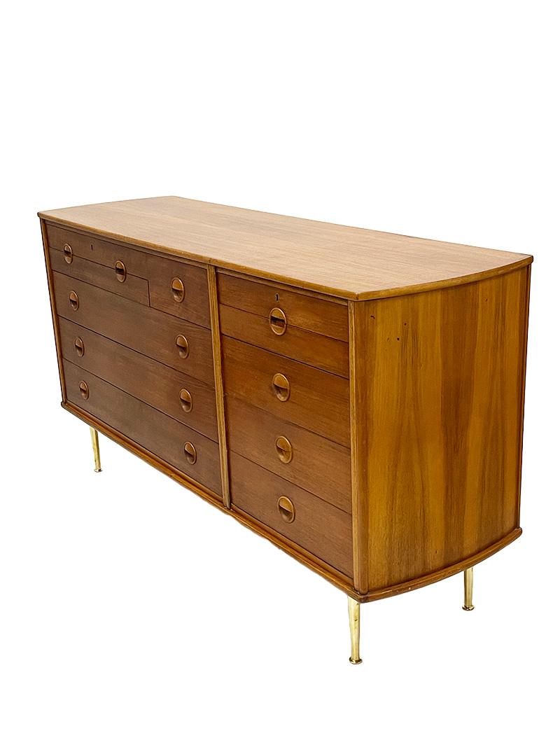 Sideboard by William Watting for Fristho, Modern Art, 1950-60s

A sideboard with a beautiful design, made by William Watting for Fristho (The Netherlands). Left and right side a layout of drawers. With in the top drawers a double handle and 2