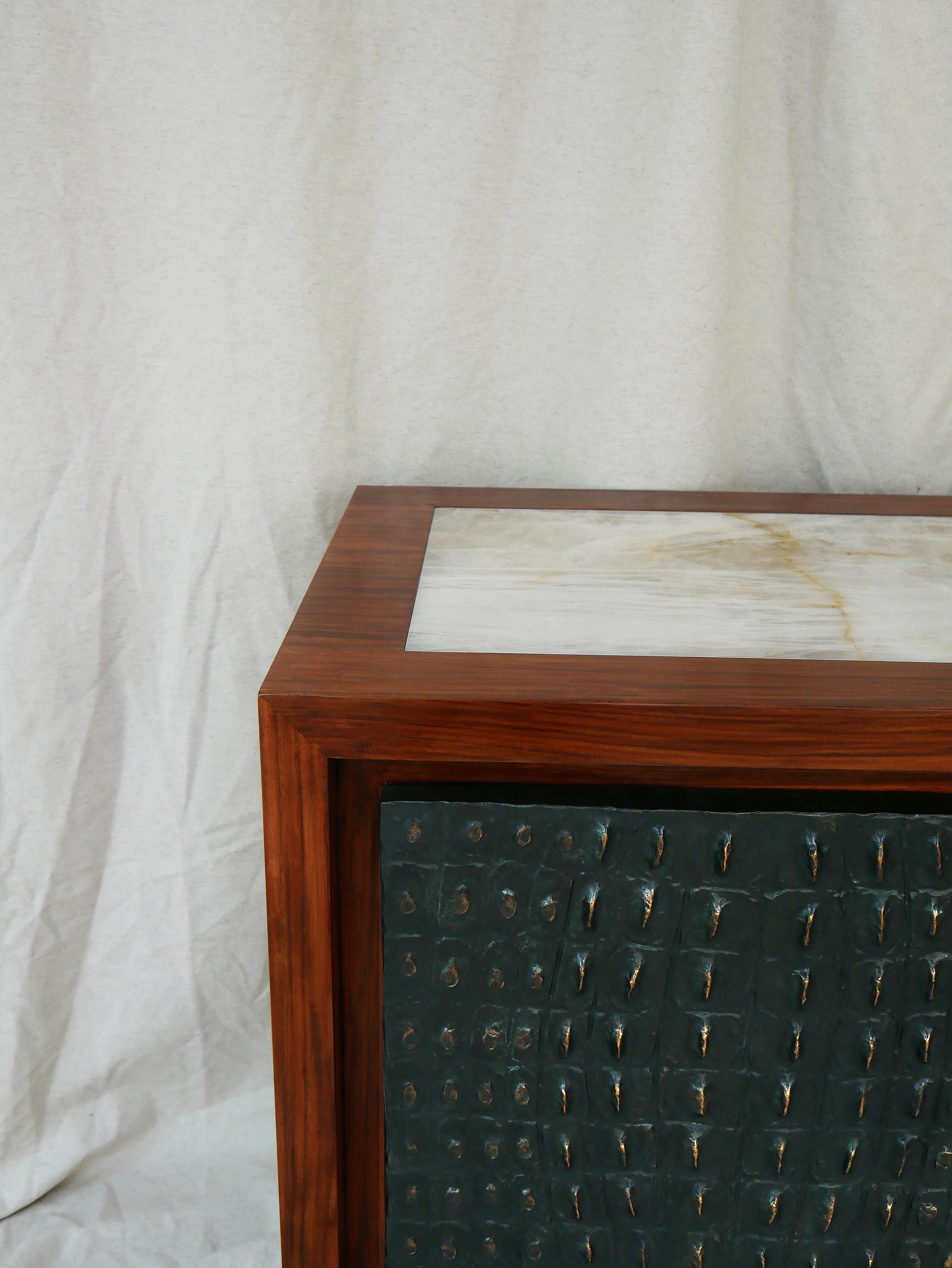 Credenza in bronzo, legno e cristallo di rocca di Patrick Laroche in vendita 4