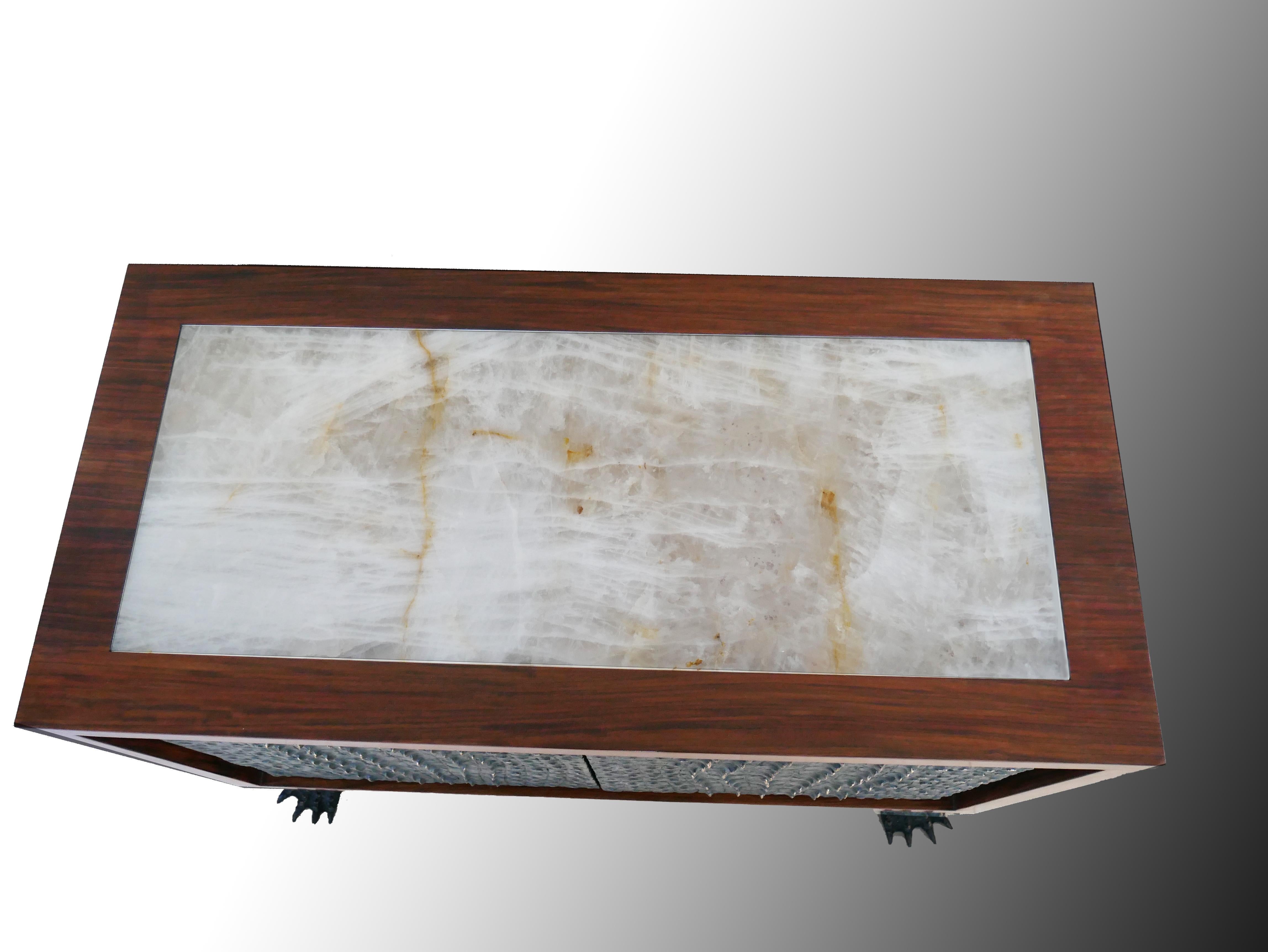 Credenza in bronzo, legno e cristallo di rocca di Patrick Laroche in vendita 5