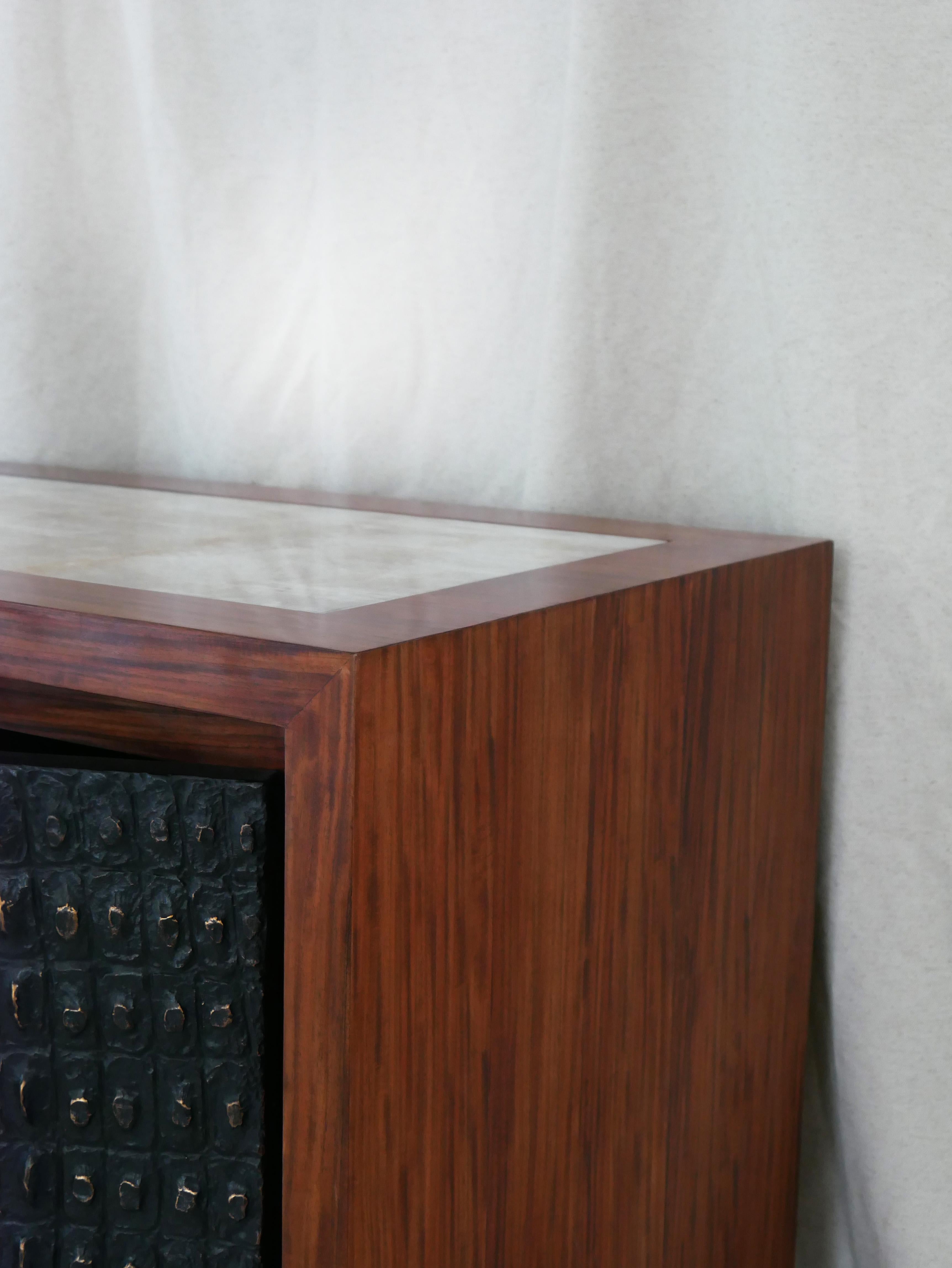 Francese Credenza in bronzo, legno e cristallo di rocca di Patrick Laroche in vendita