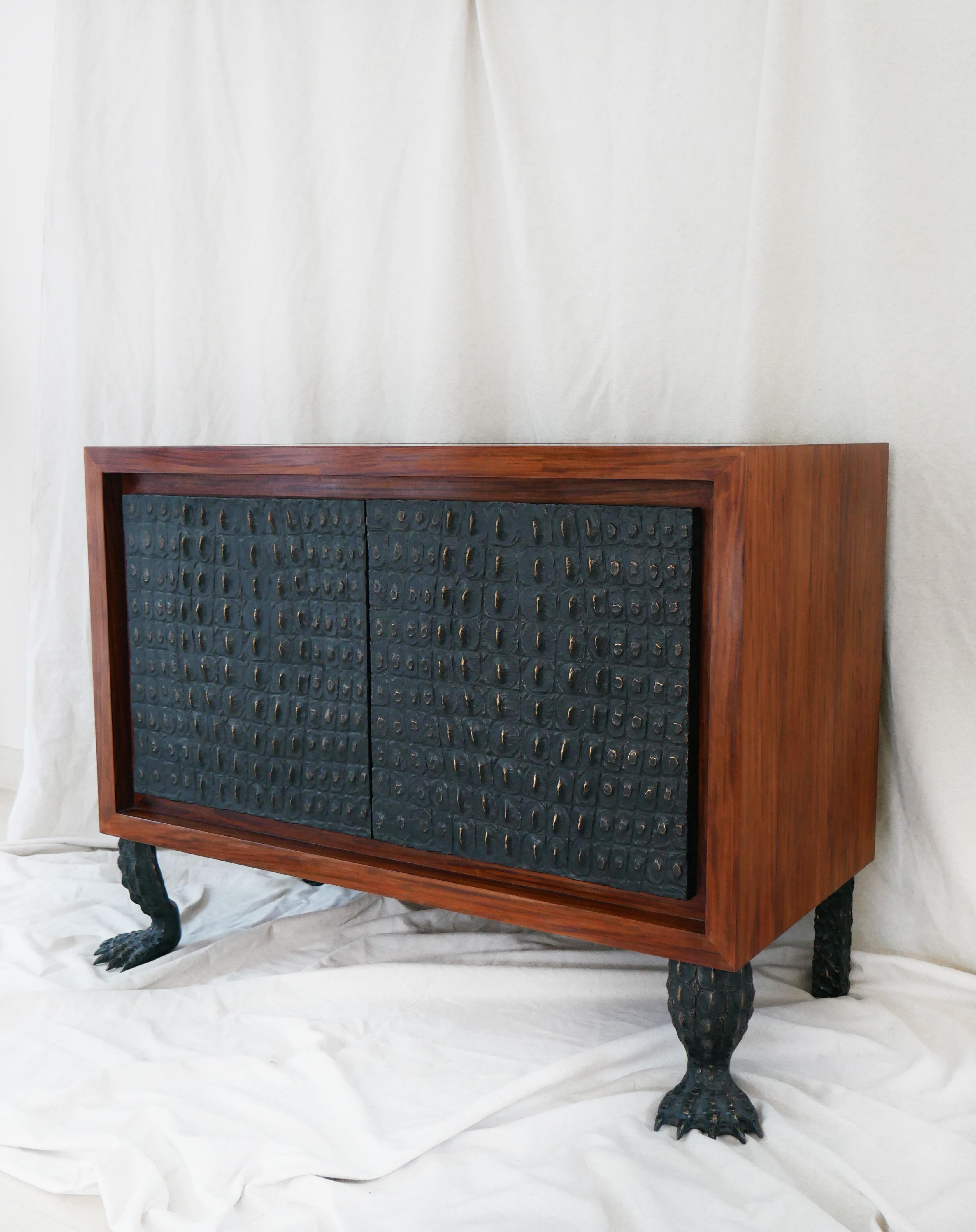 Moderno Credenza in bronzo, legno e cristallo di rocca di Patrick Laroche in vendita