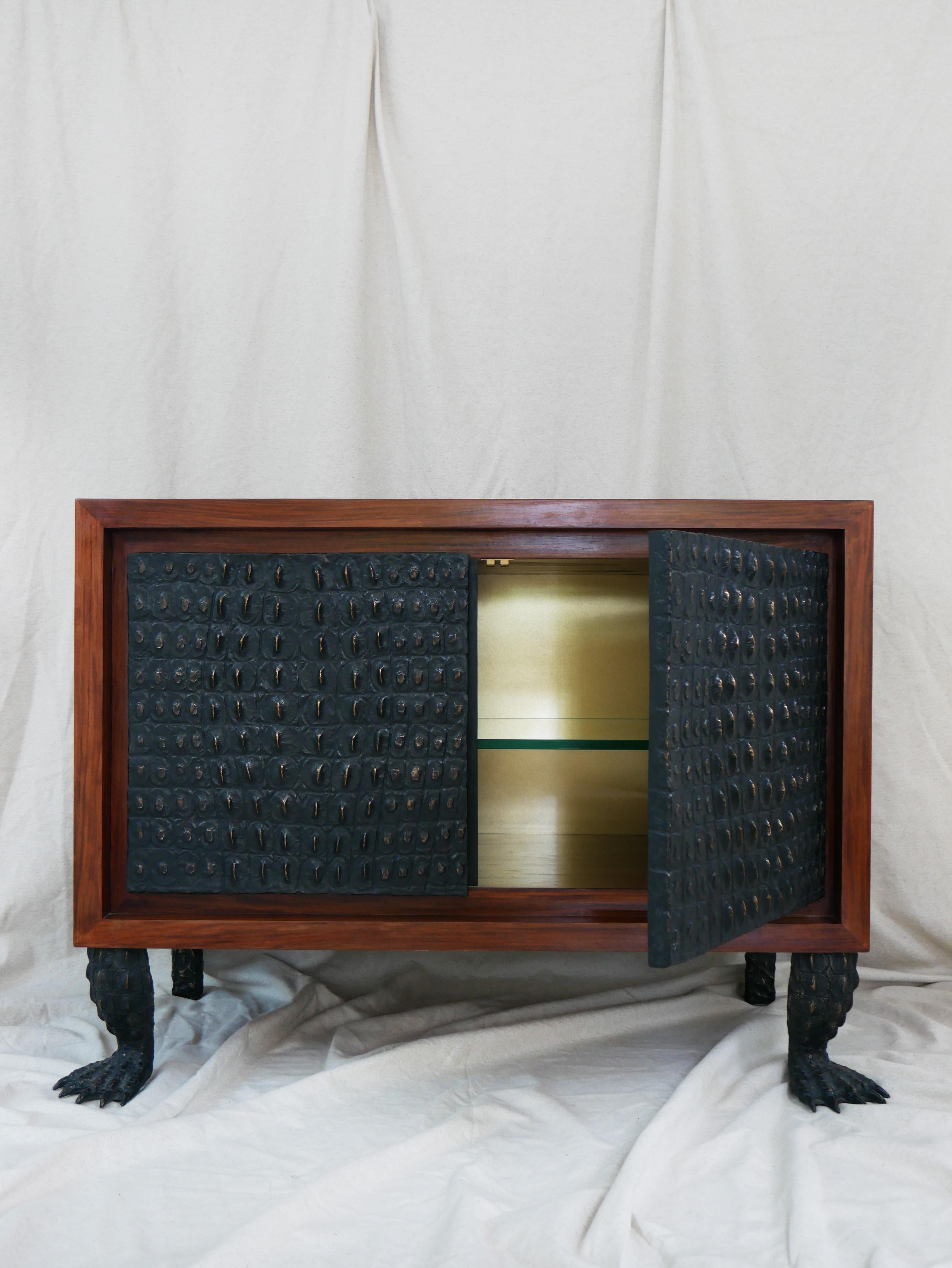 Bronzato Credenza in bronzo, legno e cristallo di rocca di Patrick Laroche in vendita
