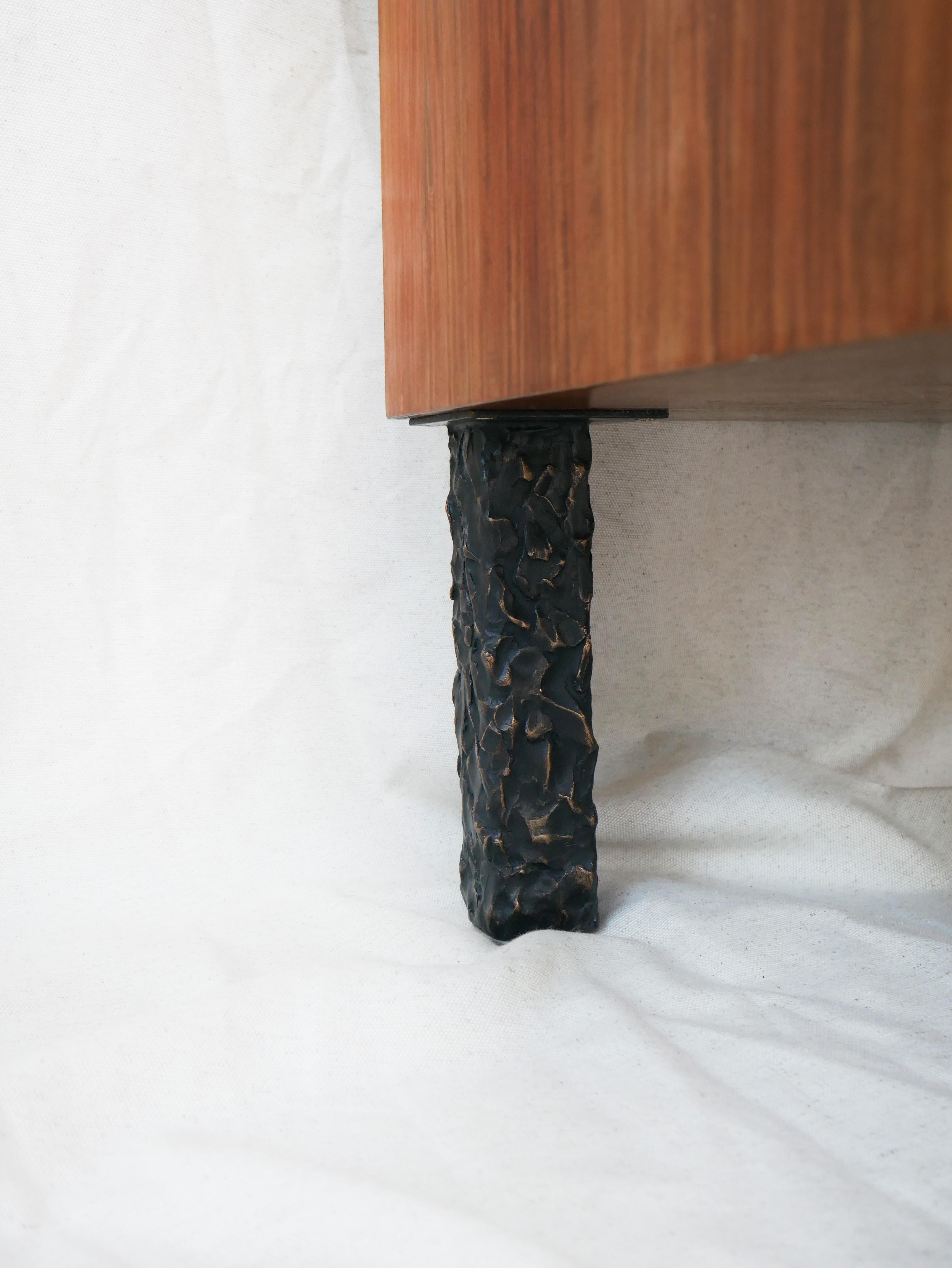 Credenza in bronzo, legno e cristallo di rocca di Patrick Laroche in vendita 2
